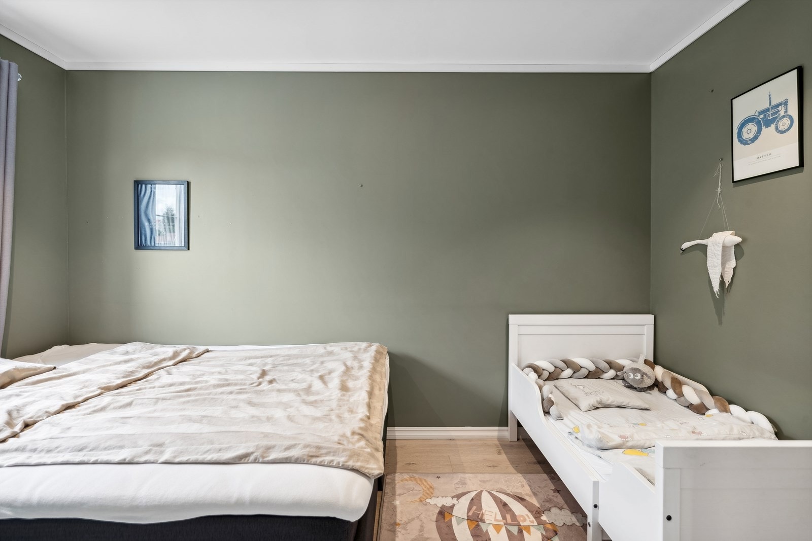 Soverom 2 er romslig og malt i en beroligende farge Galleribilde