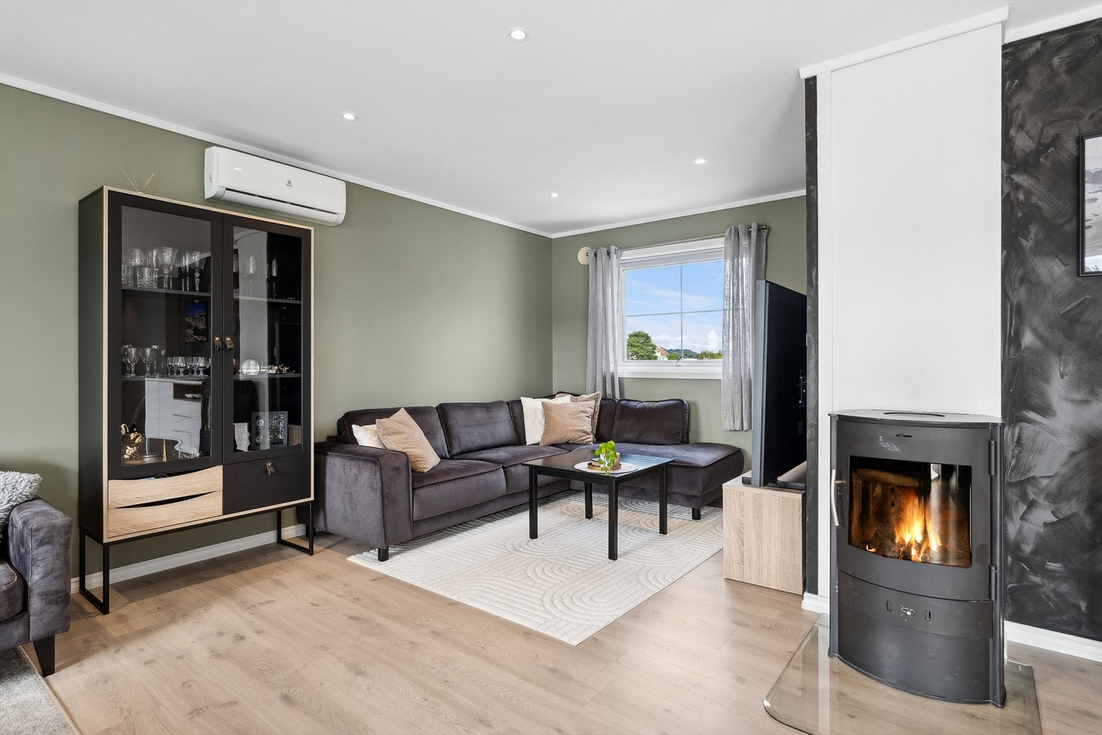 Boligen varmes opp med klassisk vedovn og kjøles ned eller varmes opp med varmepumpen Galleribilde