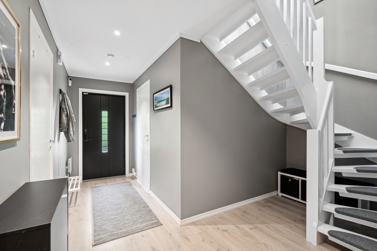 Under trappa er det en del ubrukt areal som kan benyttes av ny eier Galleribilde