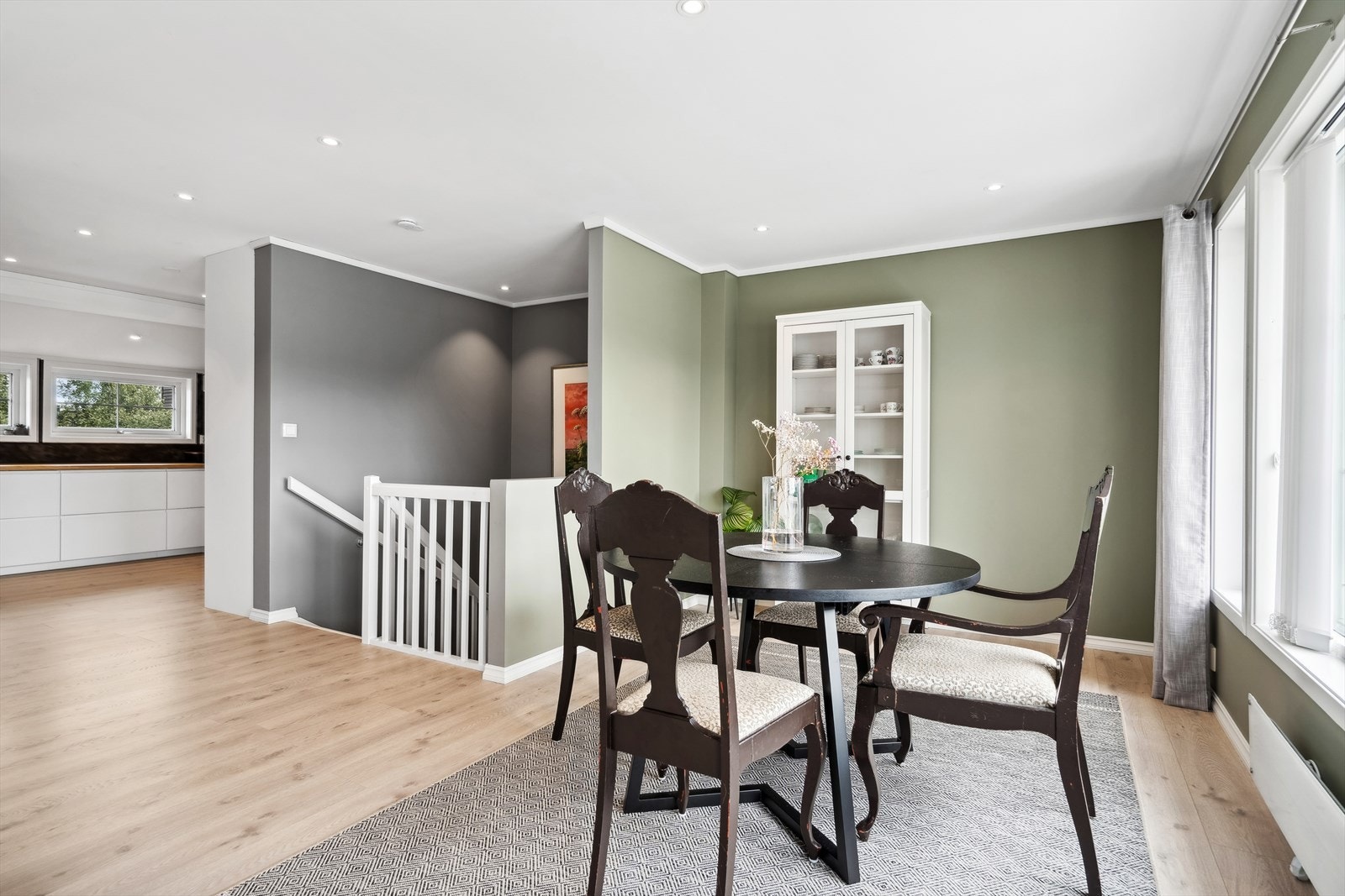 Spisestue med plass til større spisebord enn i dag Galleribilde