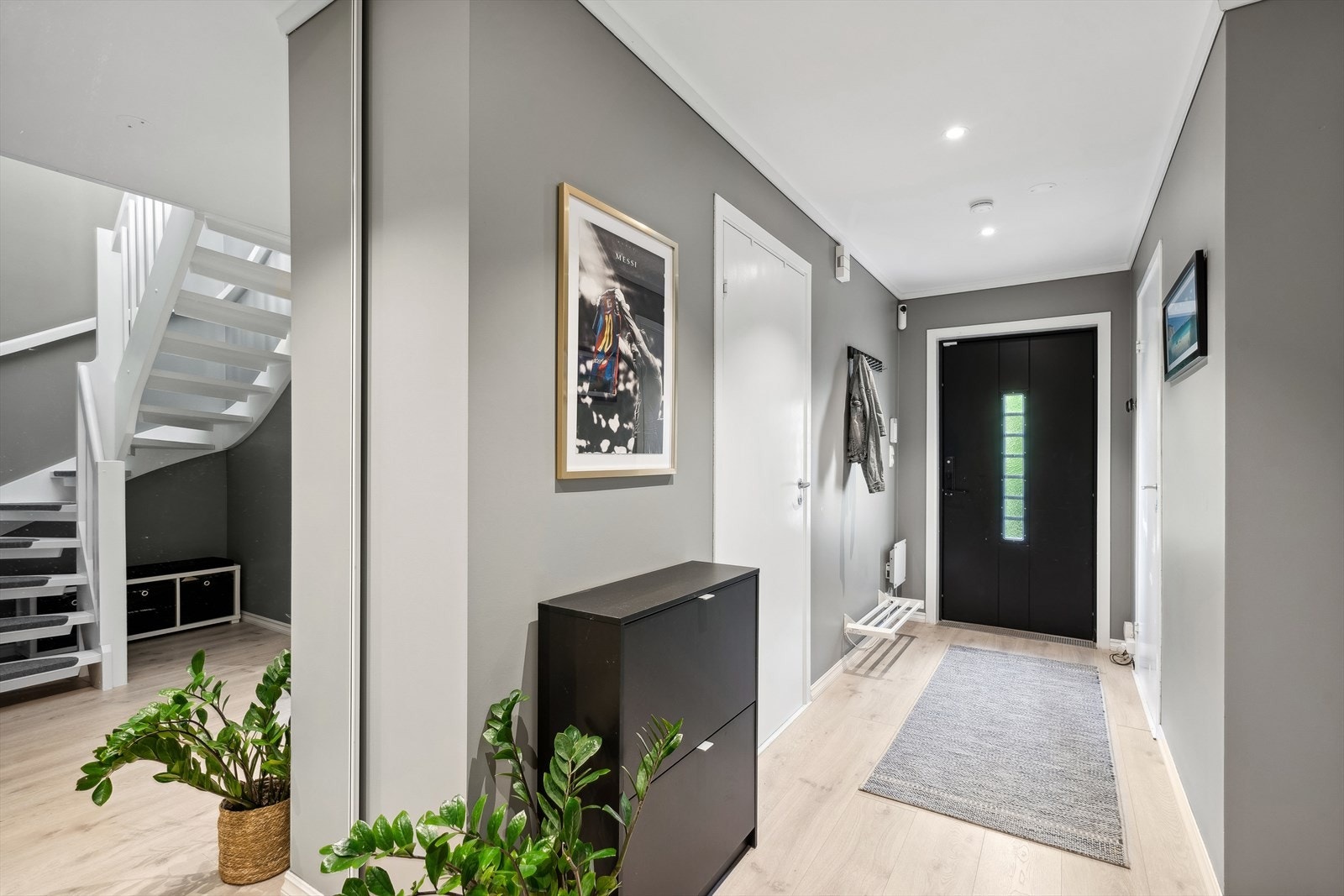 Velkommen inn i en detaljrik og lys gang Galleribilde