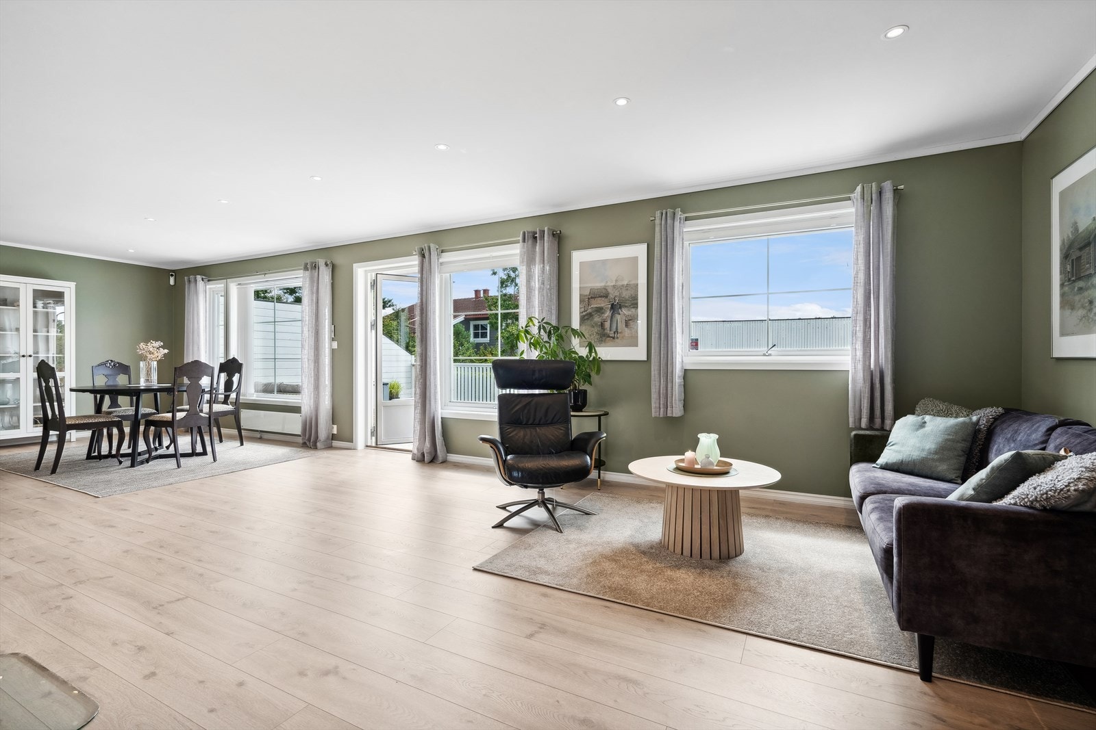 Romslig stue med mye lysinnslipp Galleribilde