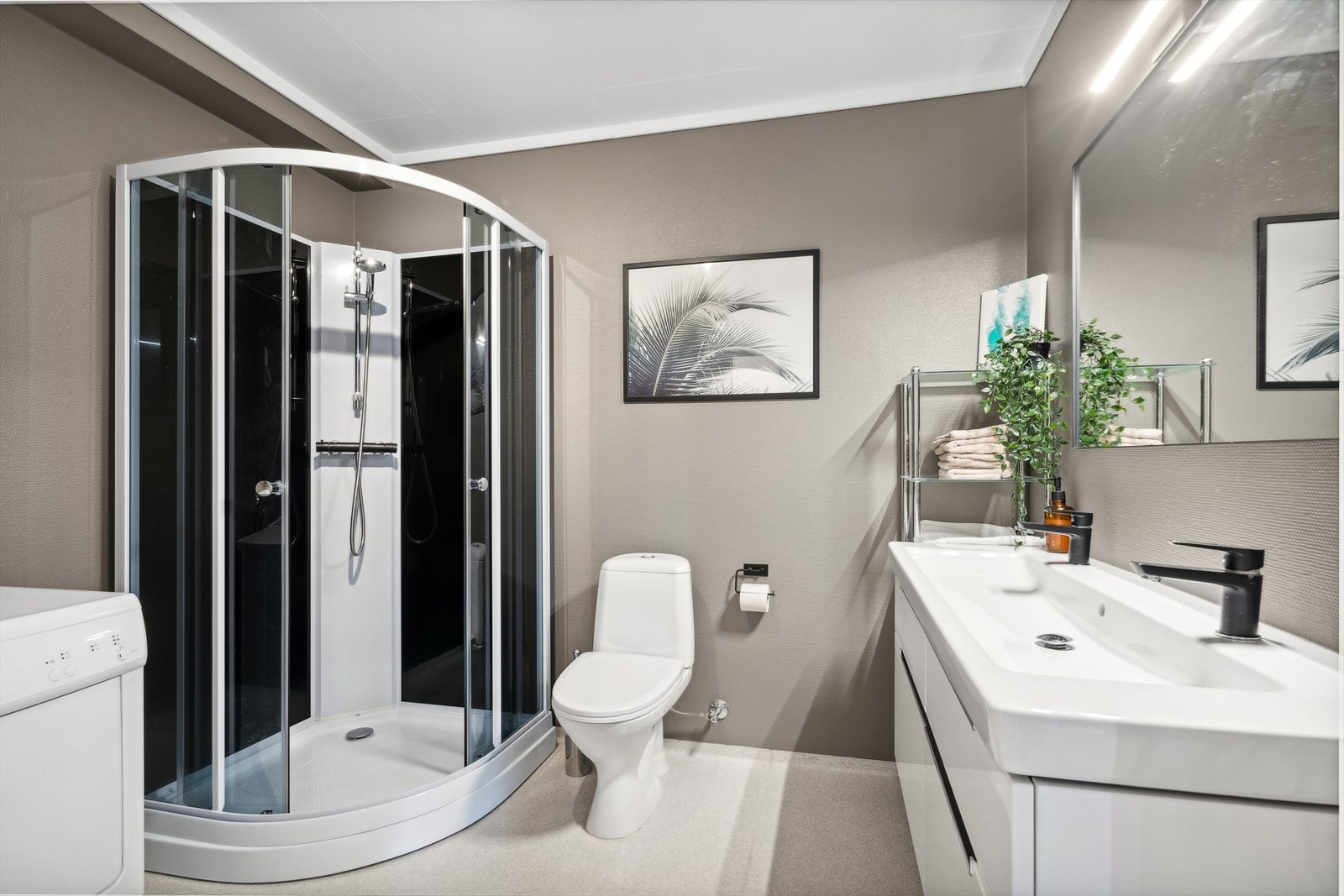 Baderommet er enkelt, men malt i en innbydende farge og gir et godt inntrykk Galleribilde