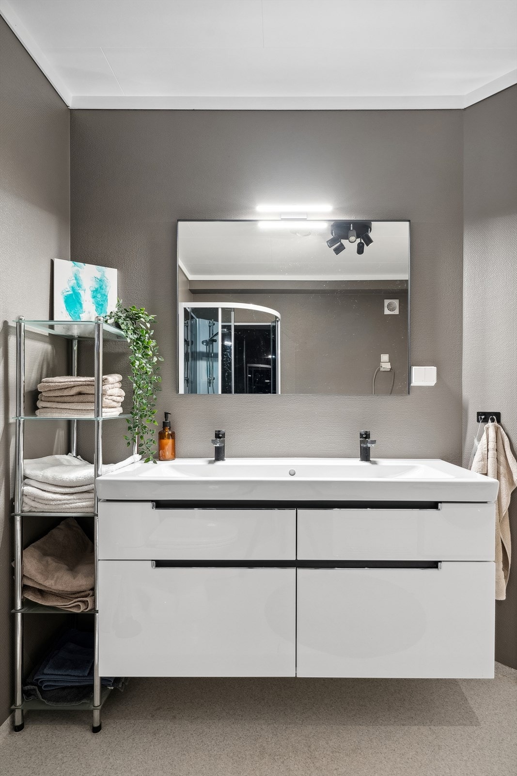 Det er god om plass til baderoms artikler og håndklær Galleribilde