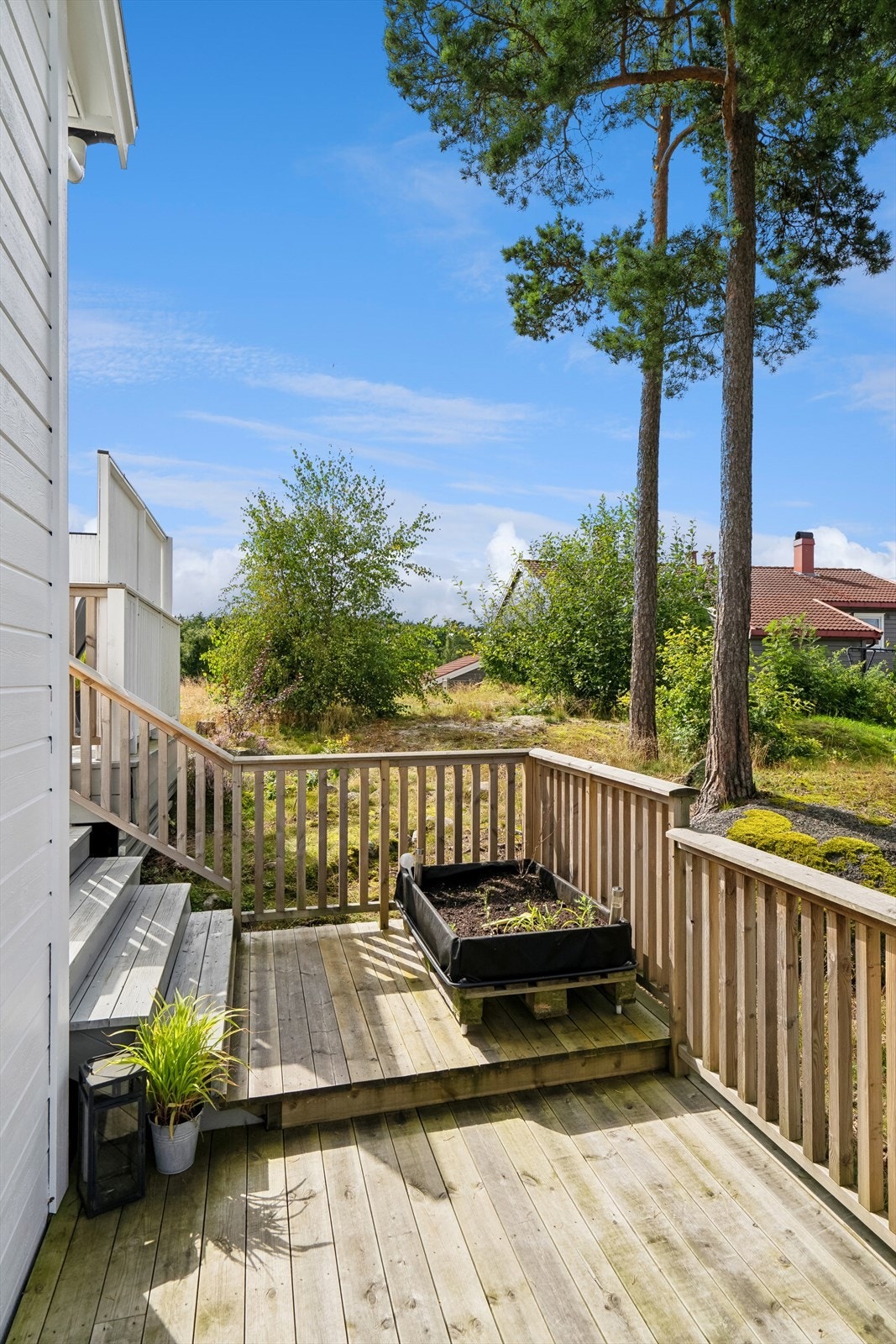 Verandaen strekker seg rundt hjørnet og ned på bakkeplan Galleribilde