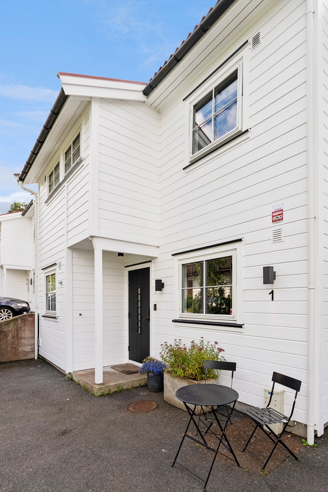 Inngangsparti er enkelt og greit med plass til en del biler Galleribilde