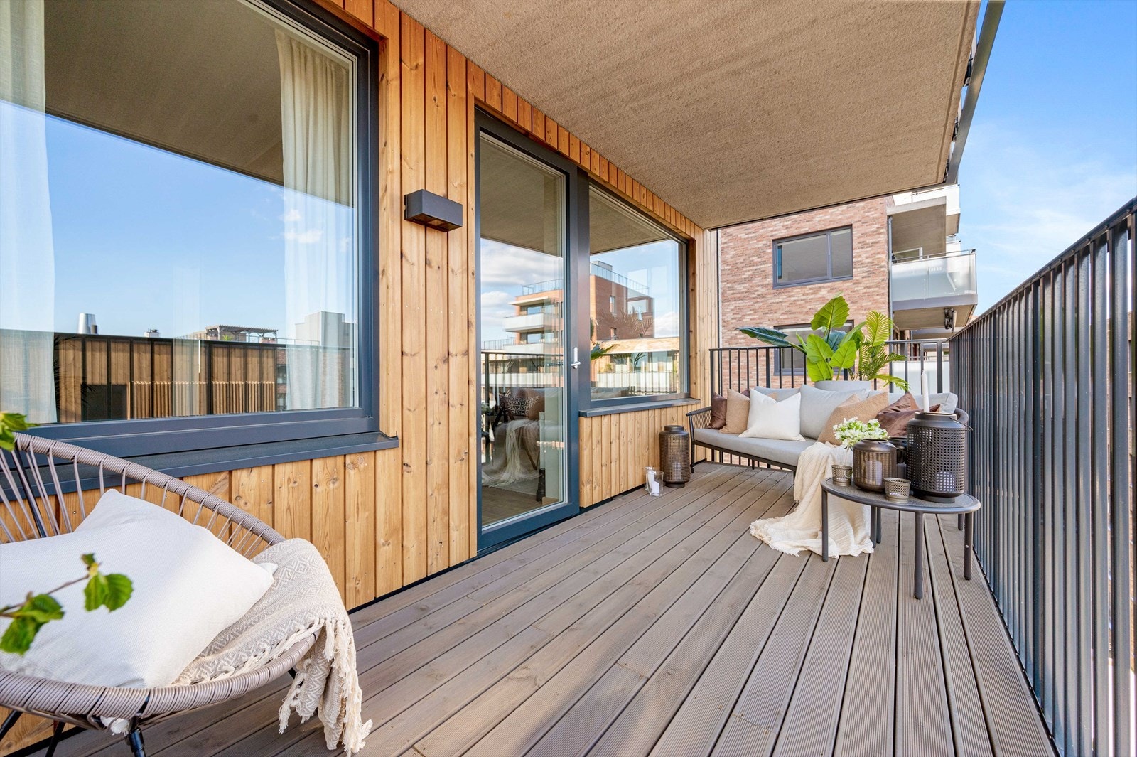 Balkong på 11 m² med plass for loungegruppe samt grillhjørne. Galleribilde