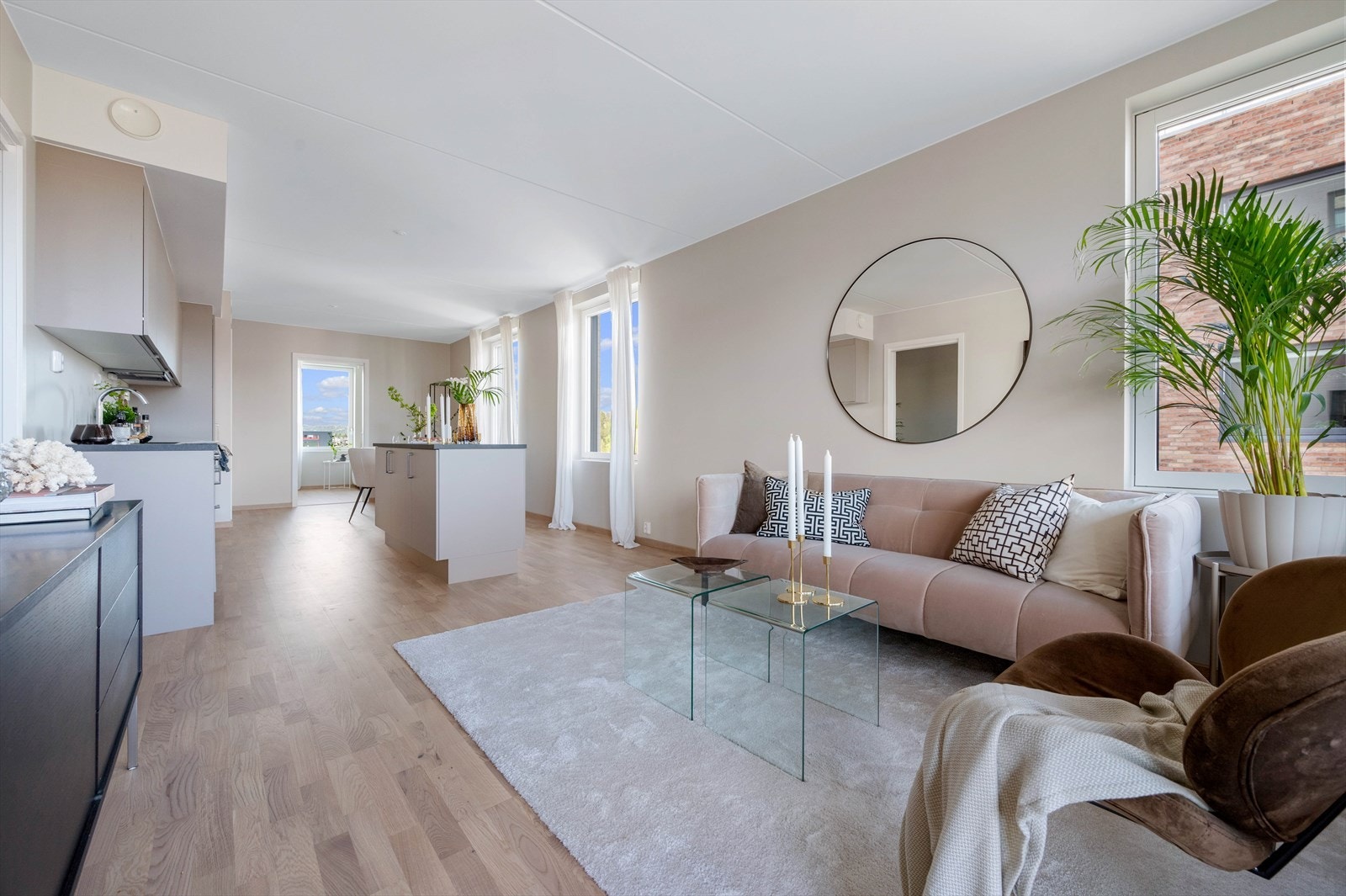 Åpen kjøkken-/stueløsning, hvilket bidrar til at leiligheten føles lys og luftig. Galleribilde