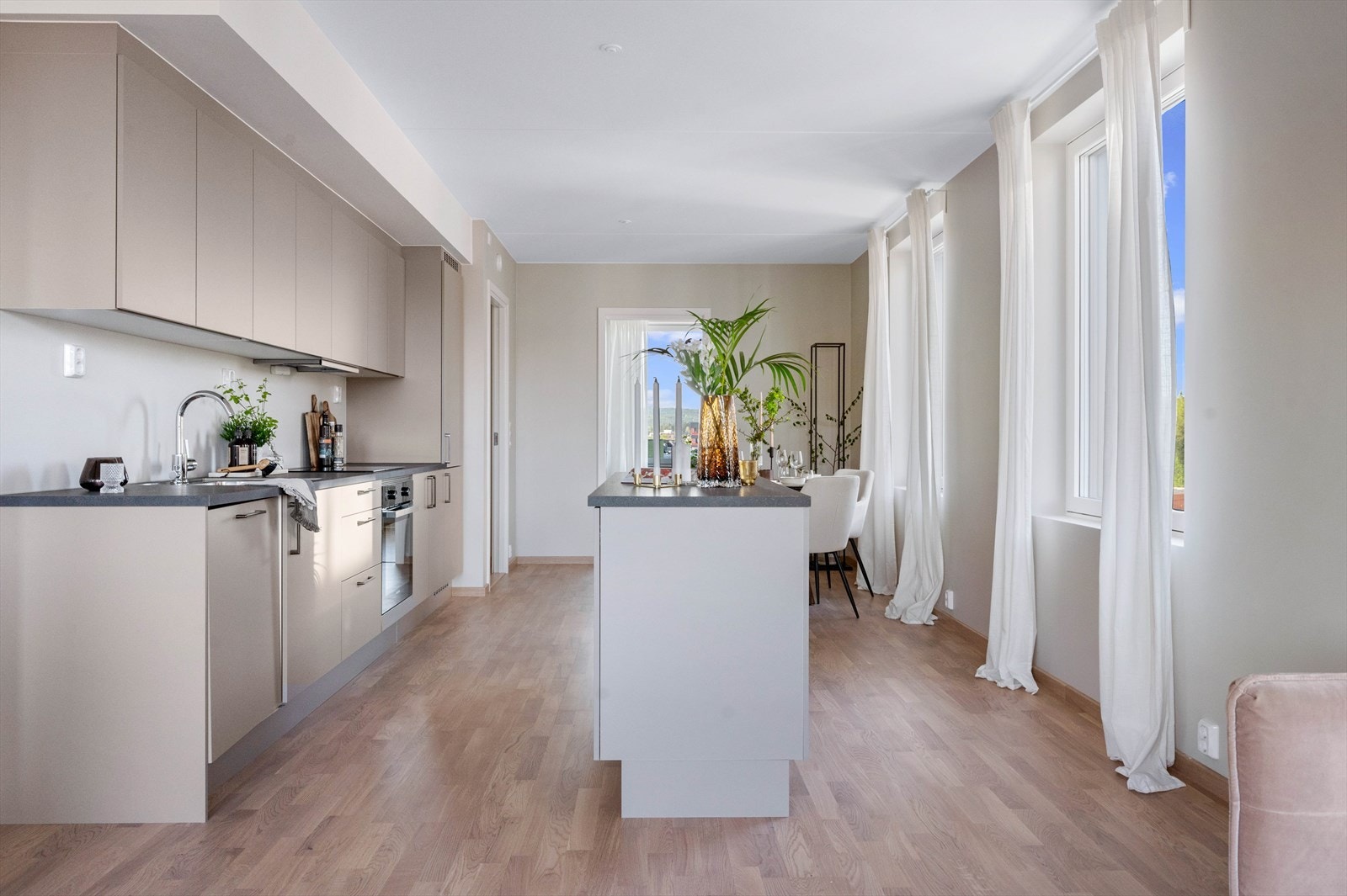 Lekkert og velutstyrt HTH-kjøkken. Kjøkkenventilator med avtrekk til felles anlegg. Galleribilde