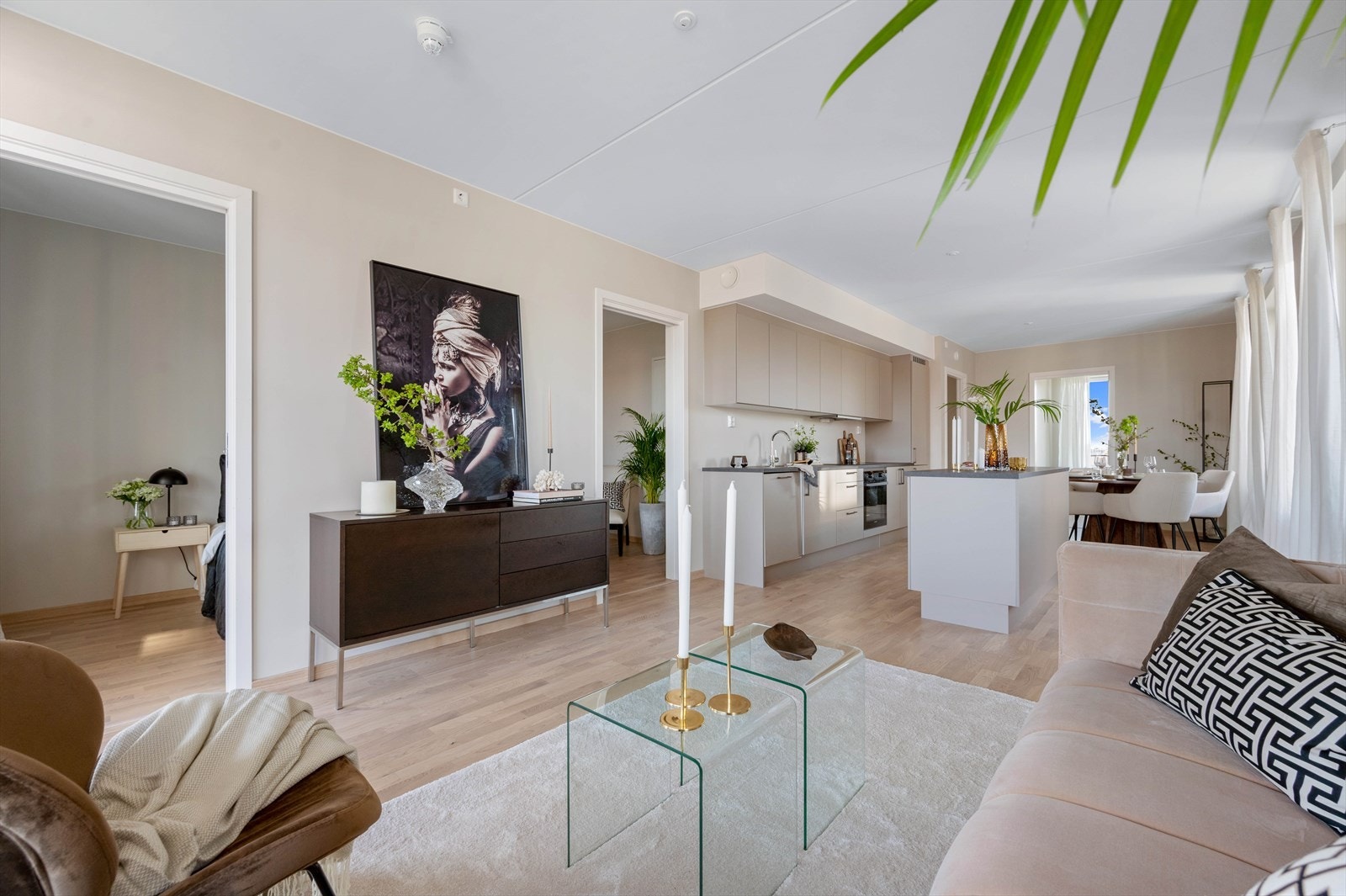 Alle rommene er malt i lyse, delikate farger som passer de fleste innredninger, og som harmonerer med det vakre gulvet. Galleribilde