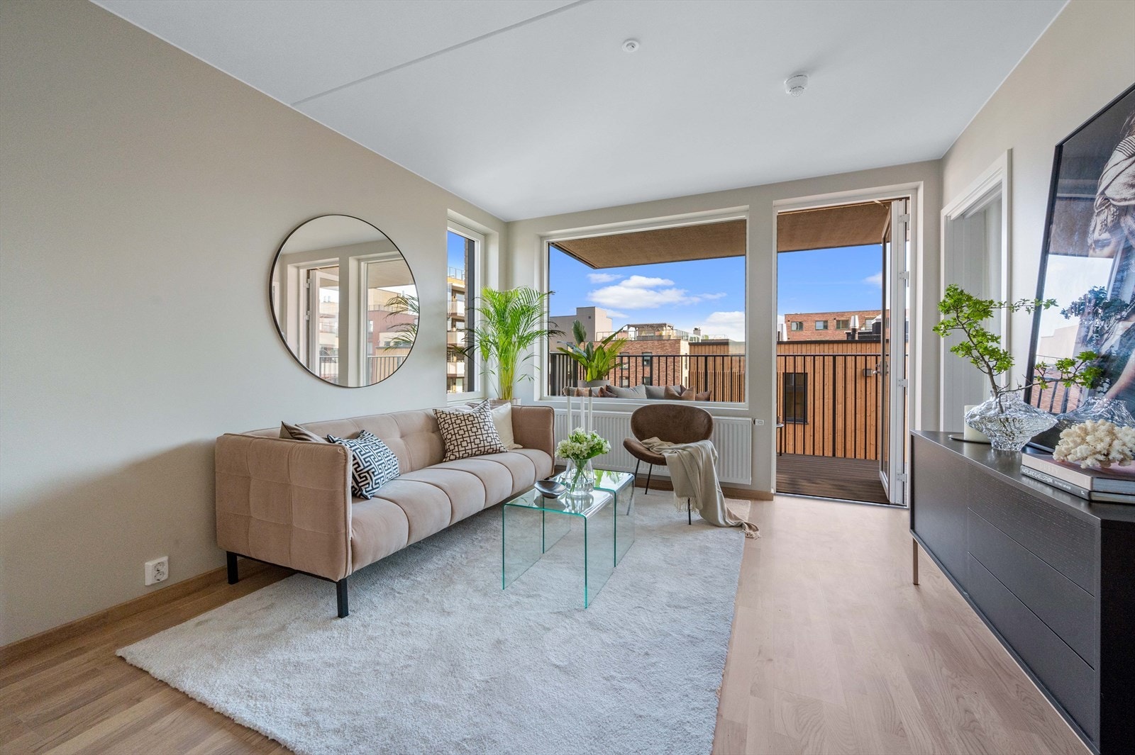 Trivelig stue med god plass til sofakrok og medievegg. Galleribilde