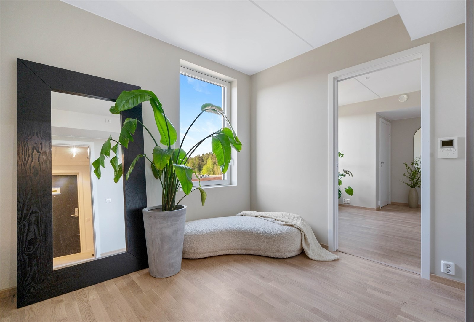 Romslig og velbelyst inngangsparti. Galleribilde