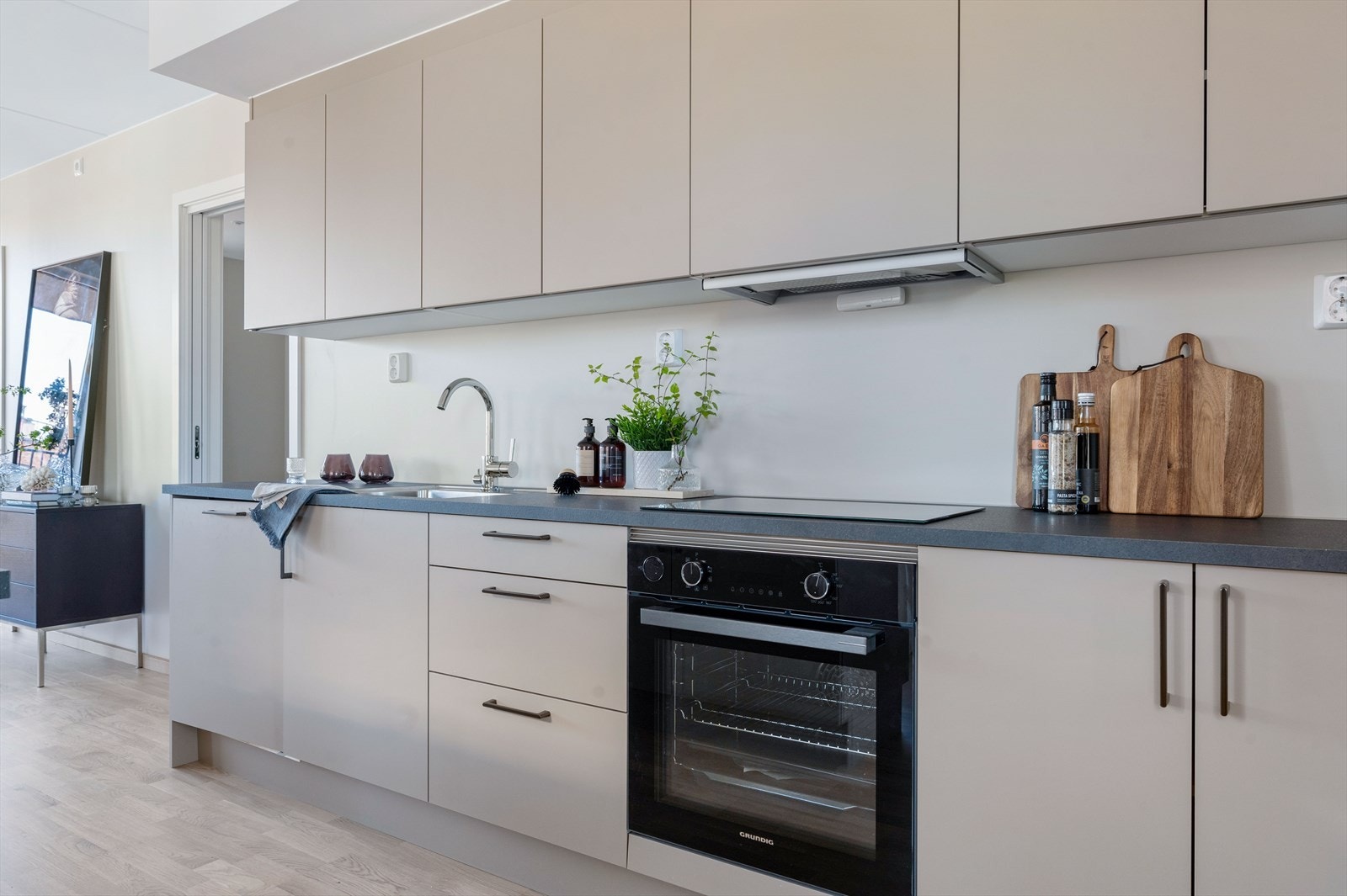 Kjøkken med integrerte apparater og stilig design. Galleribilde