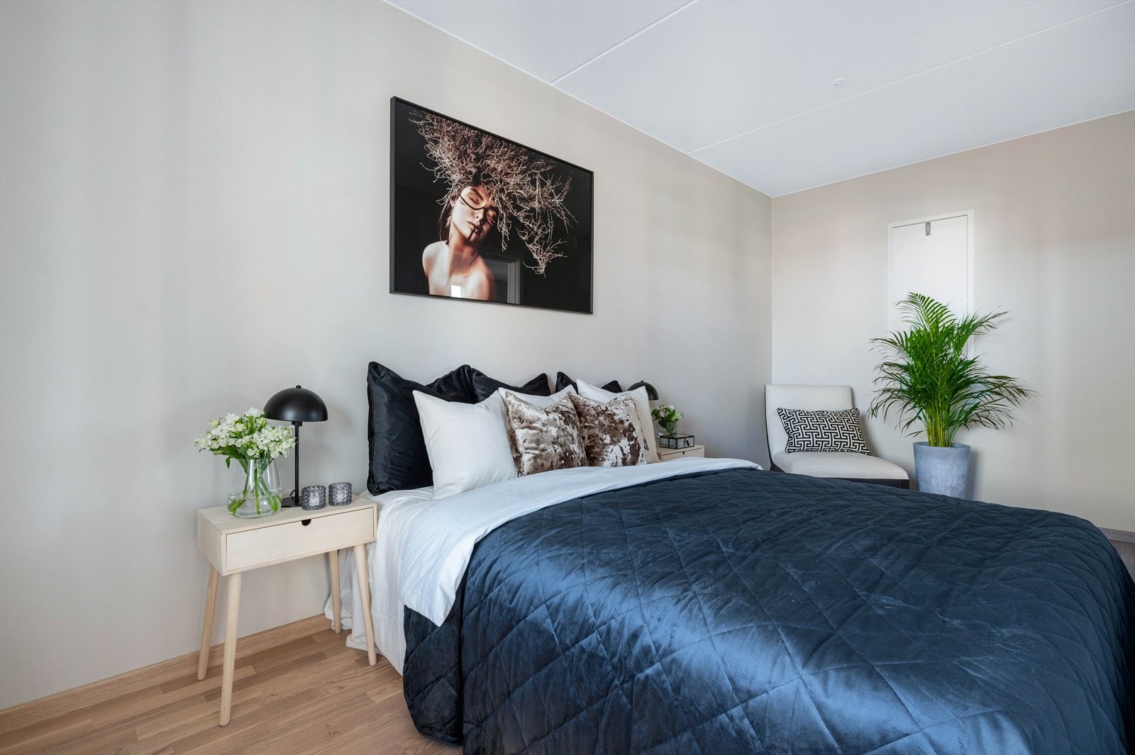 Soverom med komfortabel plass til dobbeltseng. Galleribilde