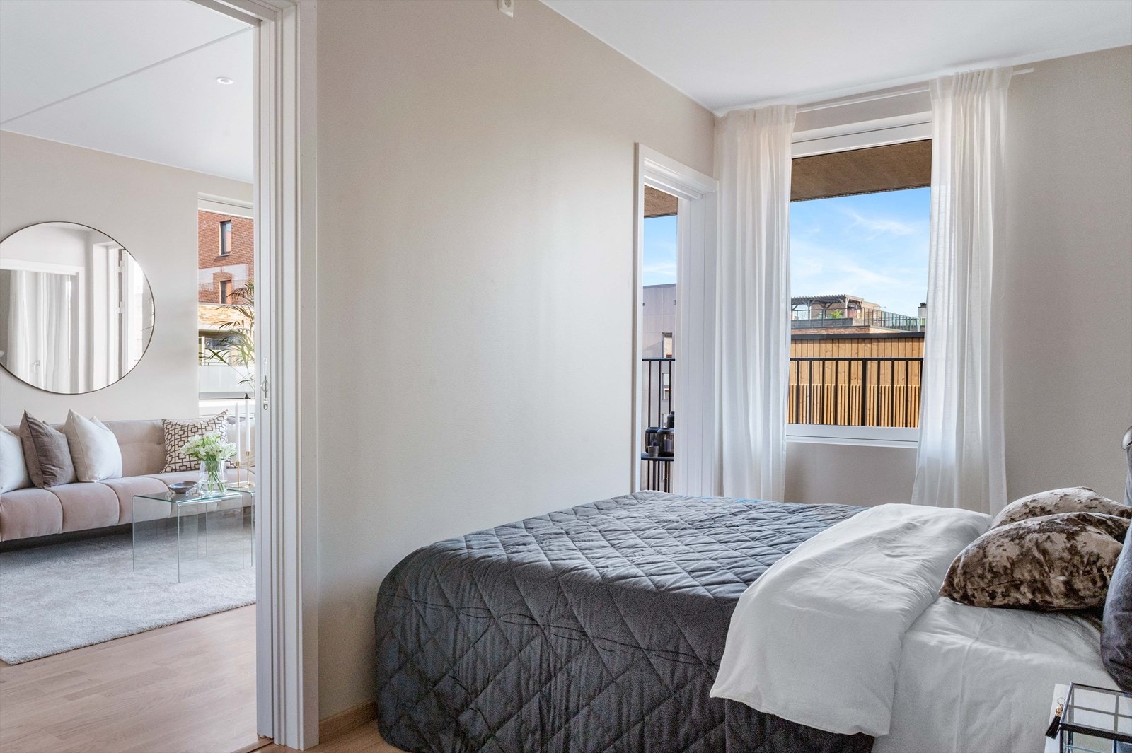 Hovedsoverommet har to praktiske dører på hver sin side av sengen. Galleribilde