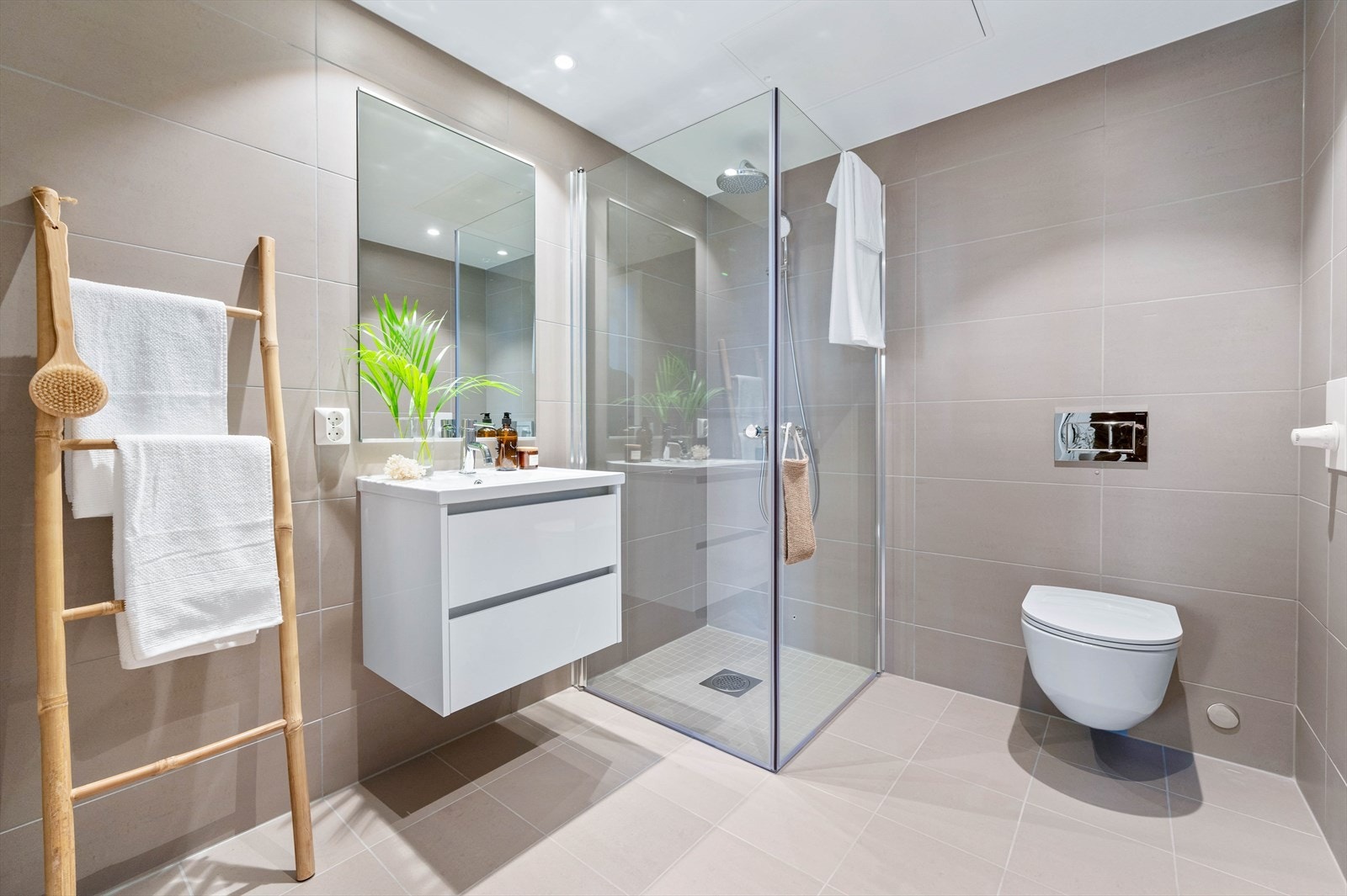 Flott bad med "spa-følelse" og gulvvarme. Store fliser i naturfarger. Galleribilde