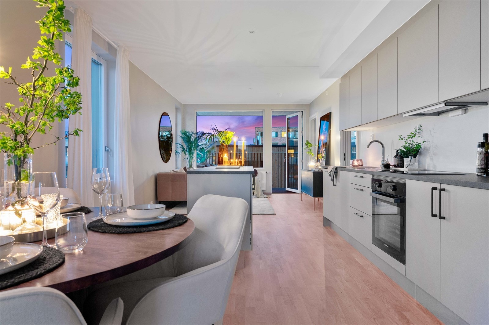 Spisestue med god plass til gjester. Galleribilde