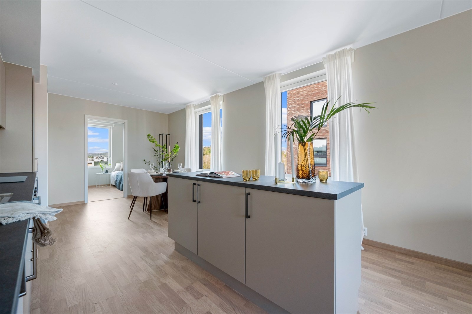 Kjøkken med øy som gir ekstra arbeidsplass og oppbevaring. Galleribilde