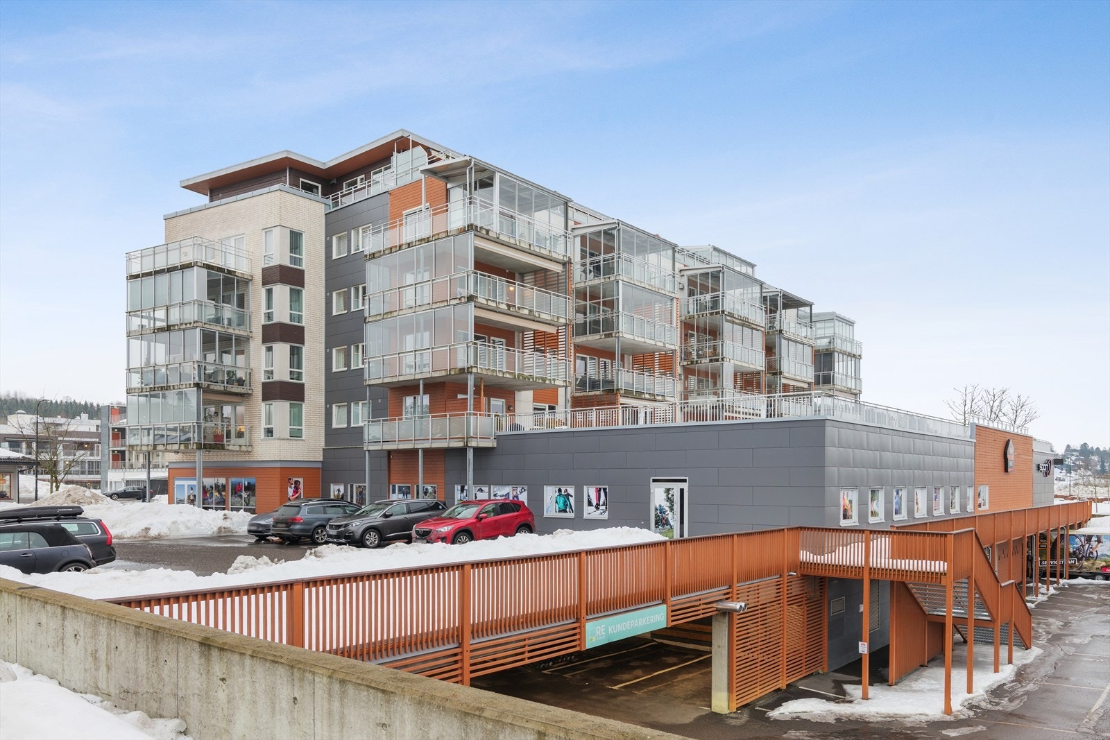 Sameiet Torvparken består av totalt 33 boligseksjoner og 4 seksjoner for næring.
Sameiet har strømavtale med BKK. Galleribilde