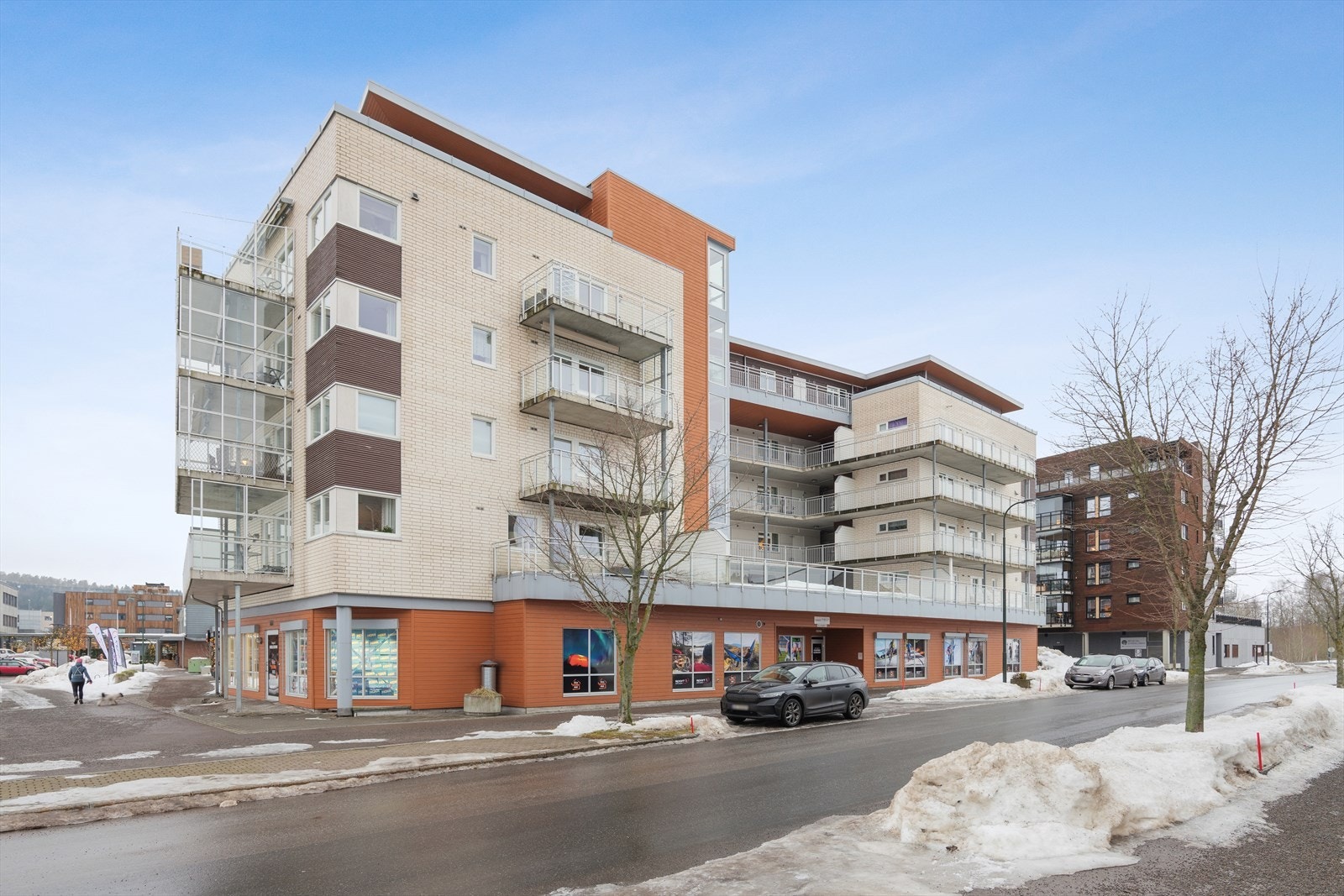 Dette er en velholdt og særdeles lys og luftig 3-roms hjørneleilighet, beliggende høyt og fritt i 4. etasje i bygg oppført i 2009. Galleribilde