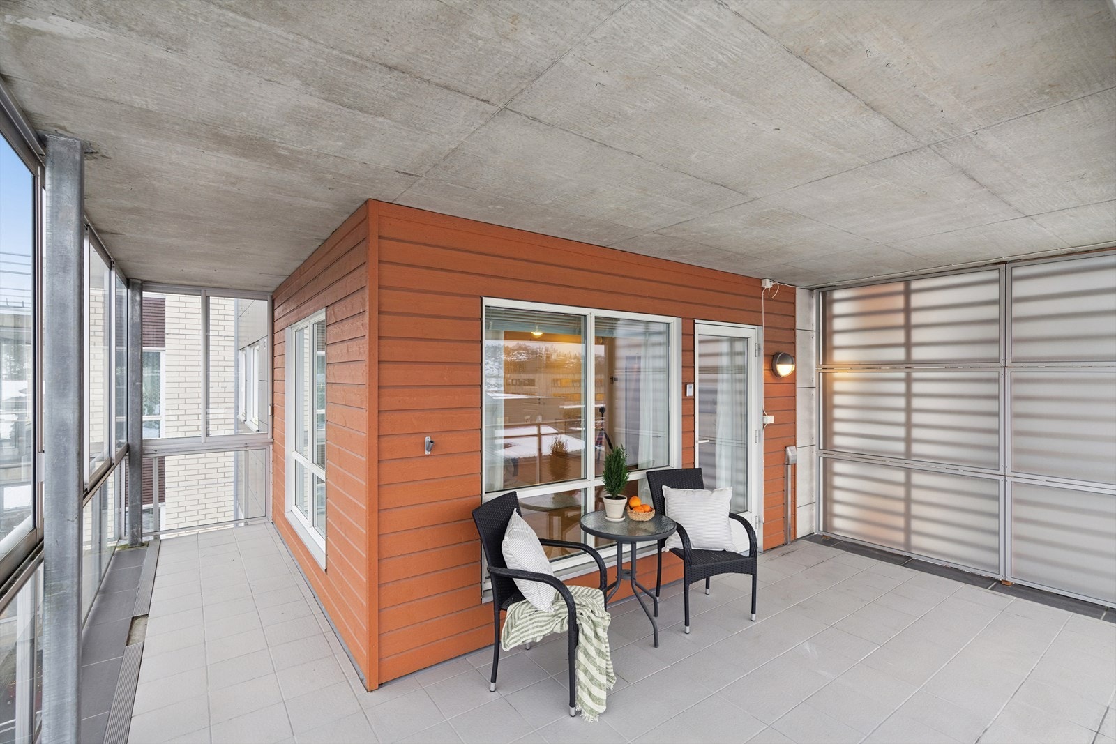 Fra stuen er det utgang til vestvendt, overbygget balkong med gode solforhold. Galleribilde