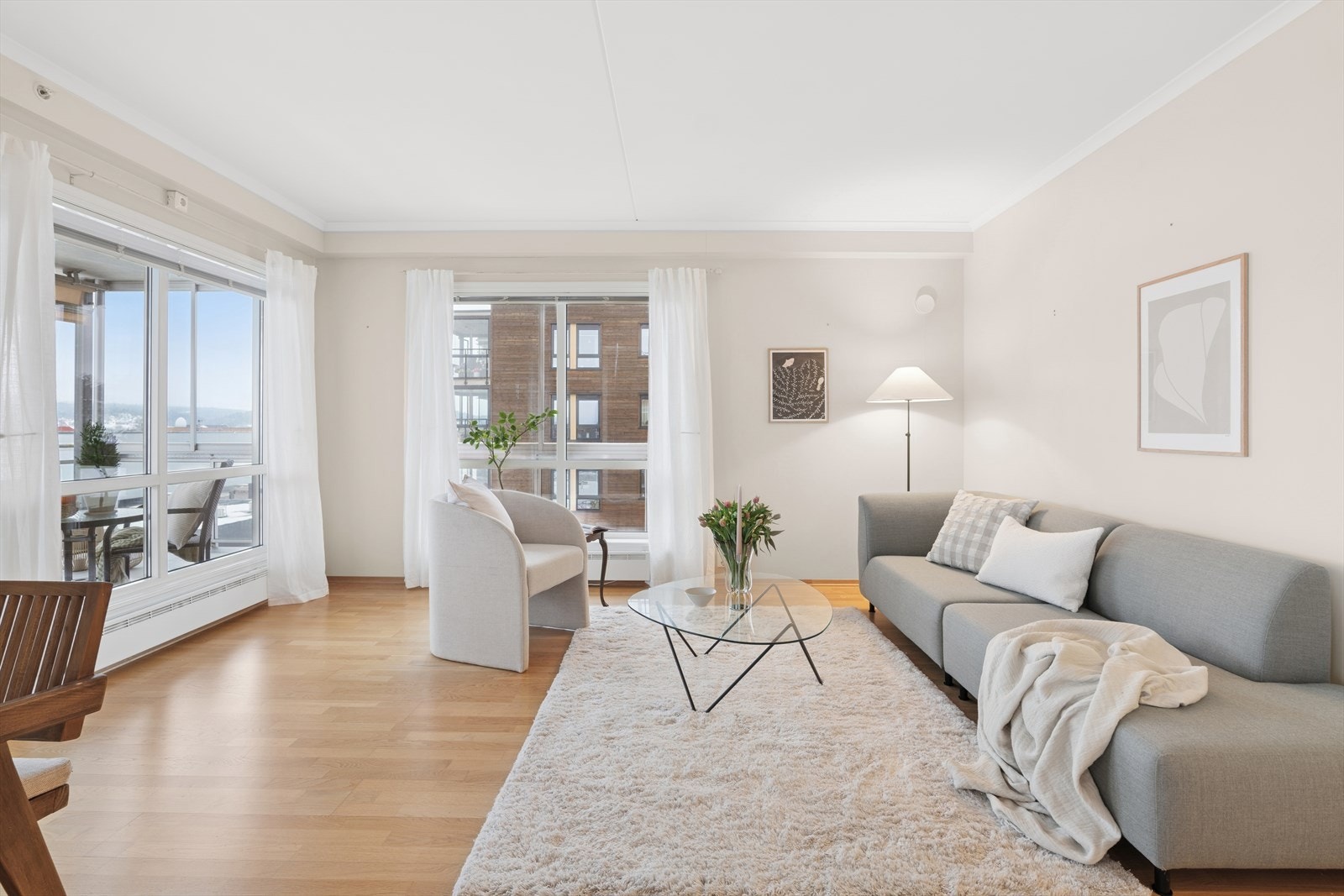 De rause vindusflatene gir godt med naturlig lys. Galleribilde