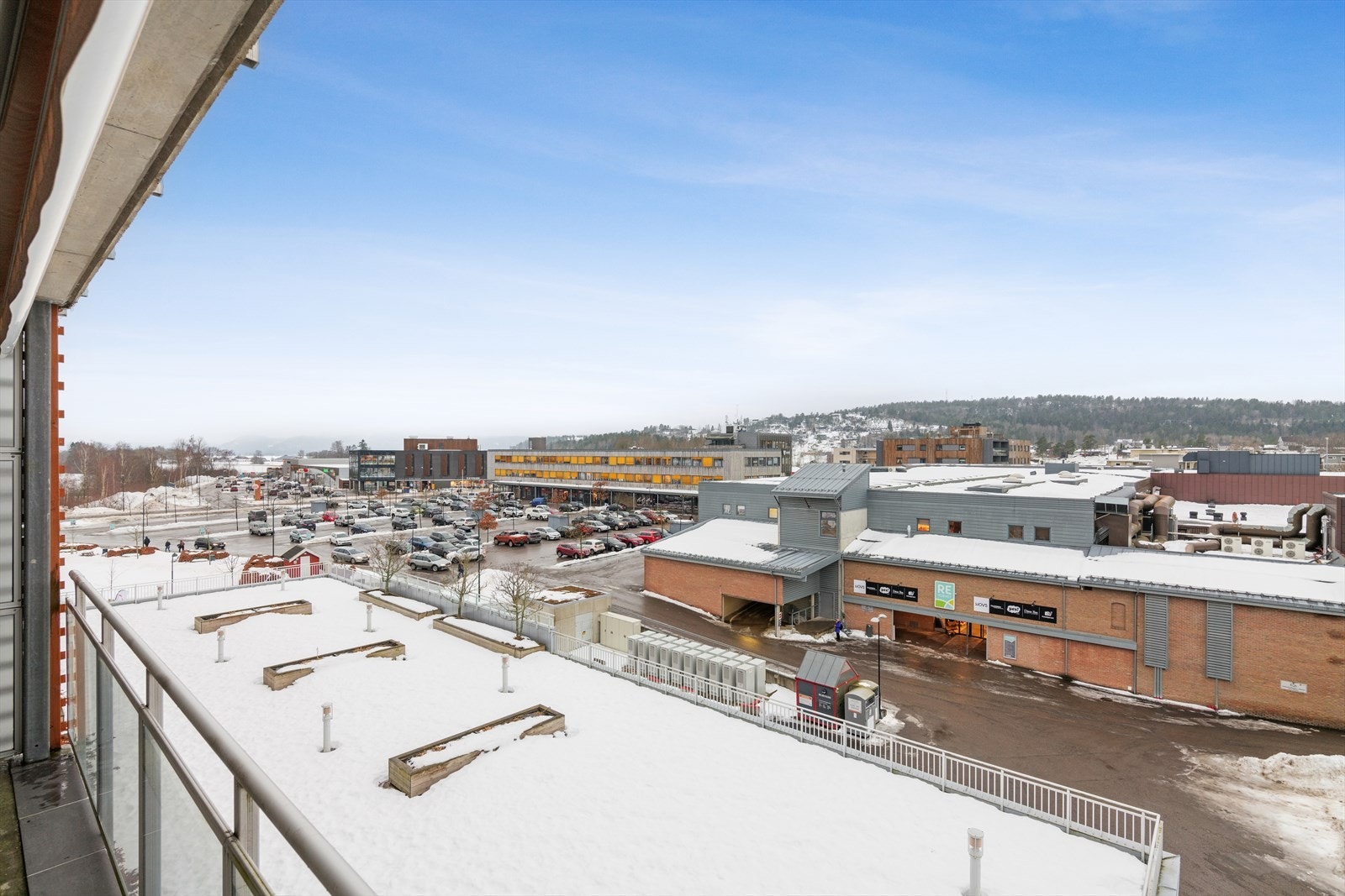 Fra leiligheten har dere gangavstand til alle fasilitetene i sentrum, herunder Re-torvet kjøpesenter, vinmonopol, kommunehus, treningssenter og dagligvareforretninger. Det er også kort vei til barnehager og skole. Galleribilde