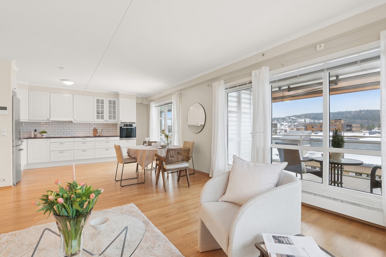 Stue og kjøkken i åpen løsning skaper en romslig og sosial arena. Rommet har flere innredningsmuligheter og god plass til både sofa og spisegruppe. Galleribilde