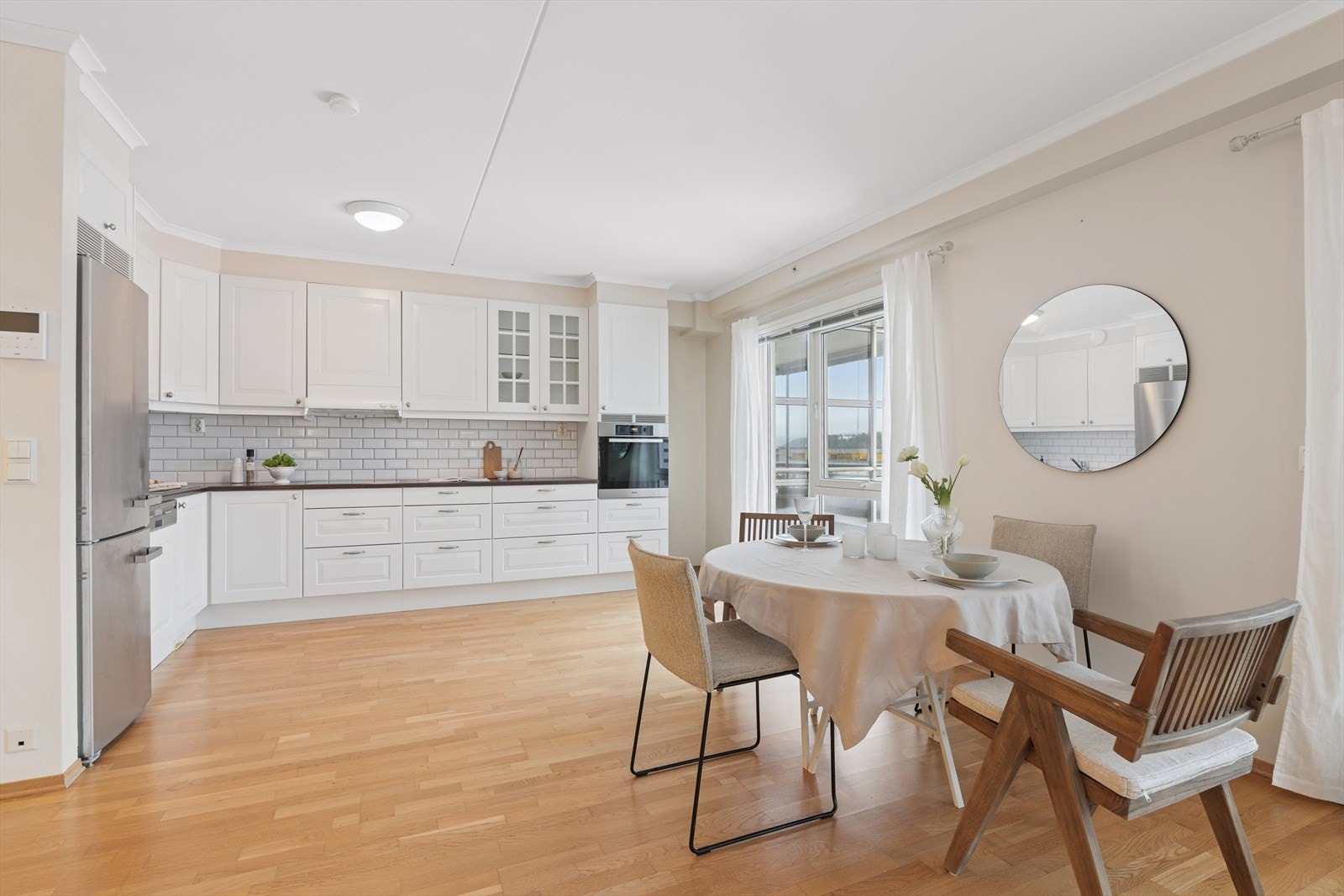 Kjøkkenet har tidløs innredning med profilerte fronter og benkeplate av laminat. Galleribilde