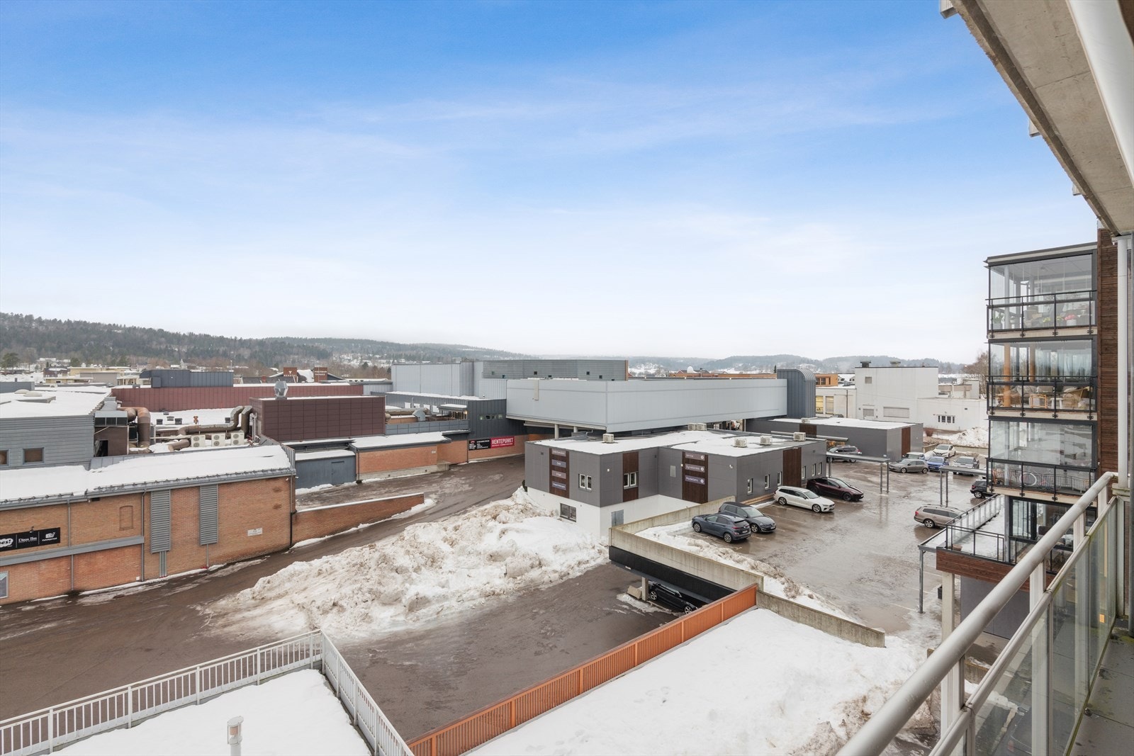 Bussholdeplass ligger få minutter unna. Ca 20 minutters kjørevei til Tønsberg med spisesteder, shoppingmuligheter m.m. Galleribilde