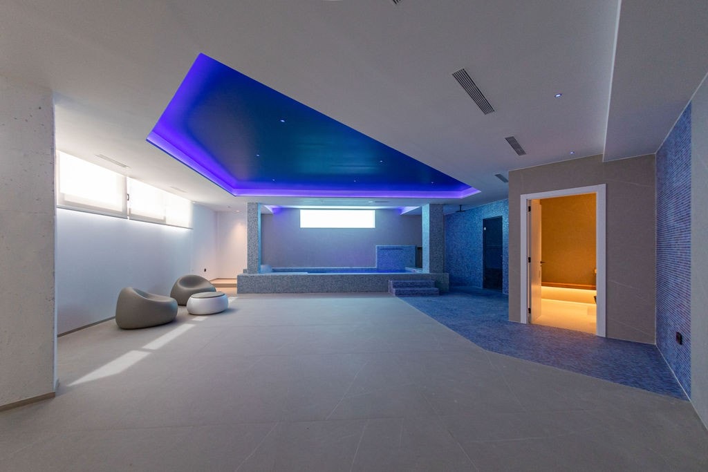 Magnificent spa area with jacuzzi for 12 Galleribilde