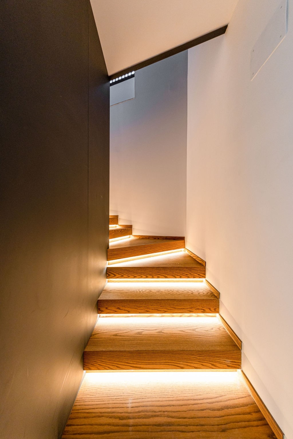 Confortable height steps with ilumination Galleribilde