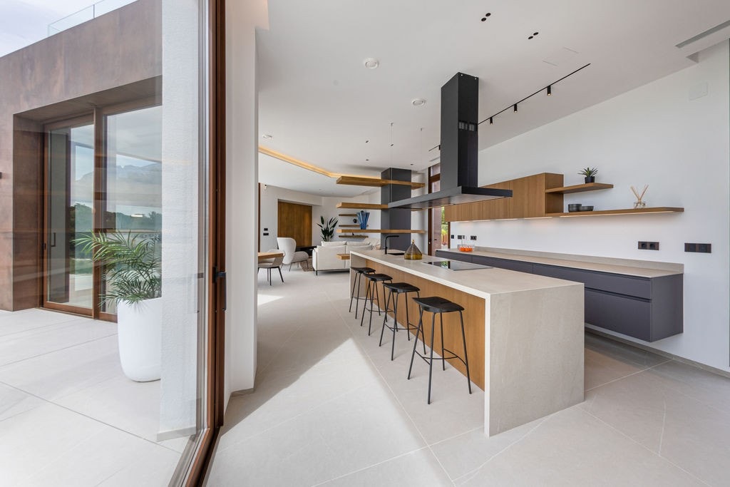 Kitchen fully fitted with high-end appliances Galleribilde