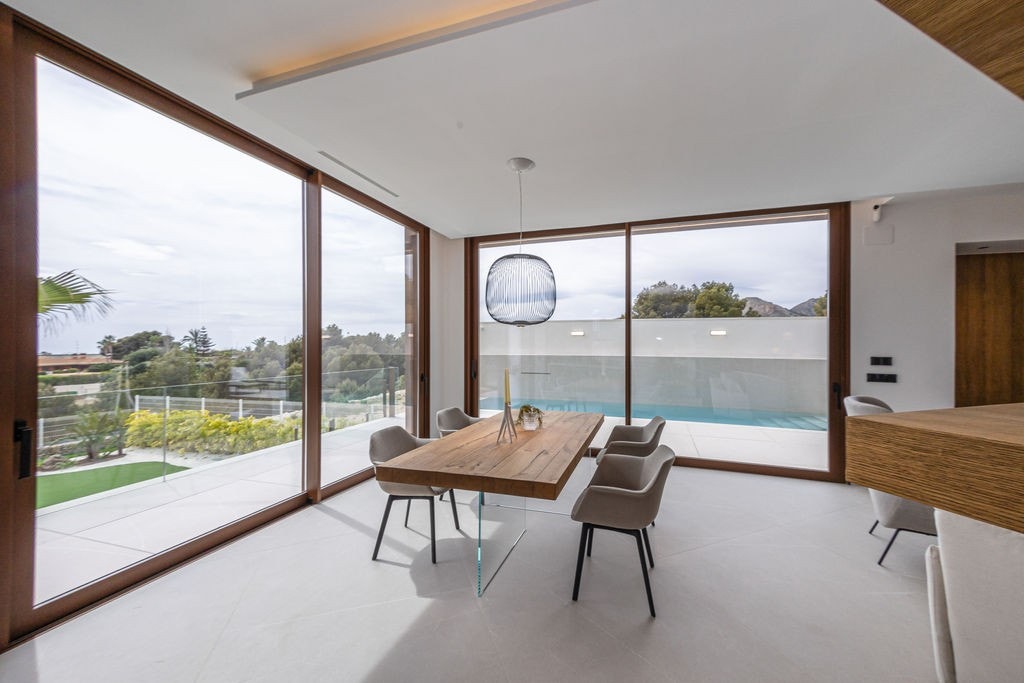 Large windows throughout, flooding the house with natural lights Galleribilde