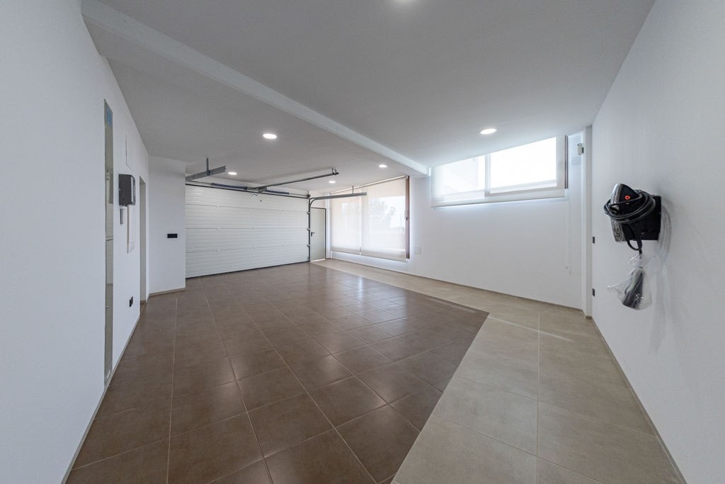 garage for two cars with charging point Galleribilde