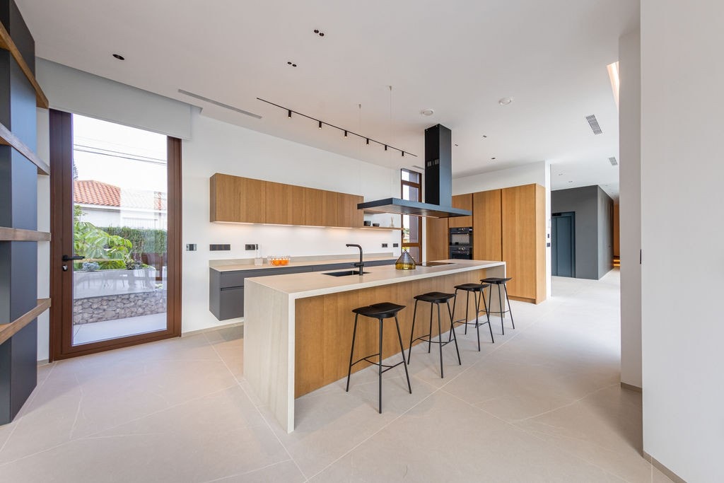 Spacious kitchen with island Galleribilde