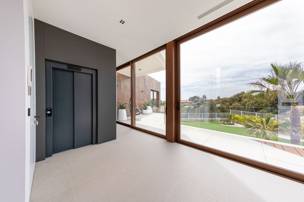 Elevator connecting all floors Galleribilde