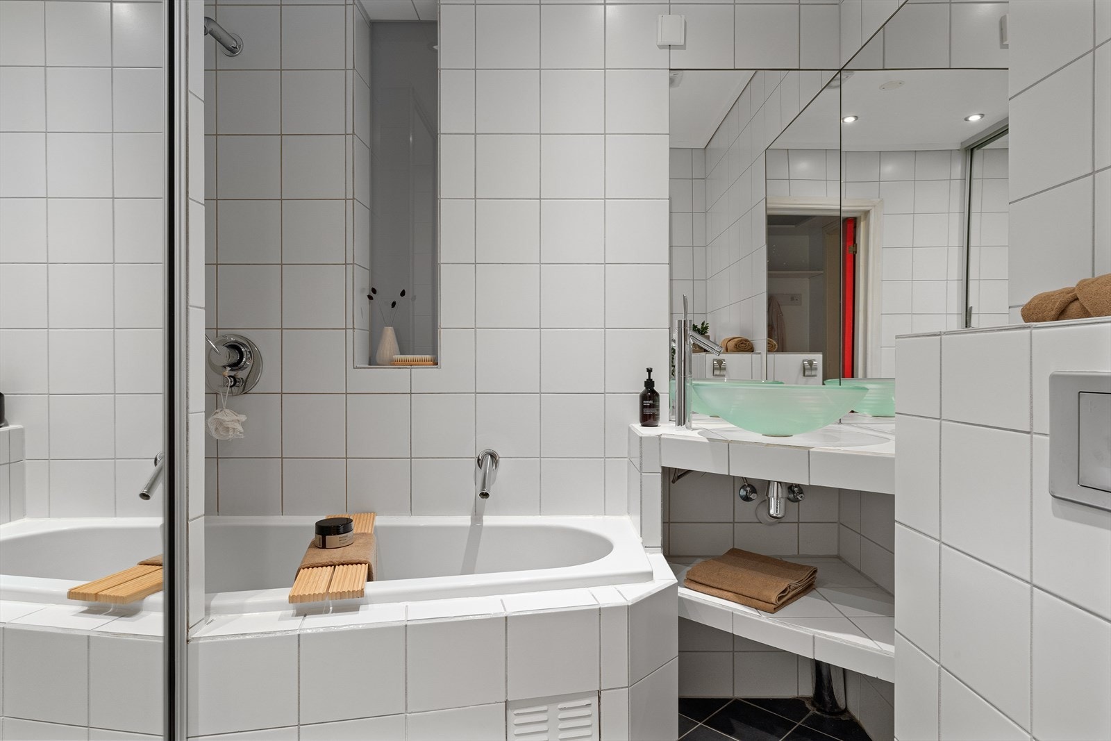 Romslig og helfliset bad. Galleribilde