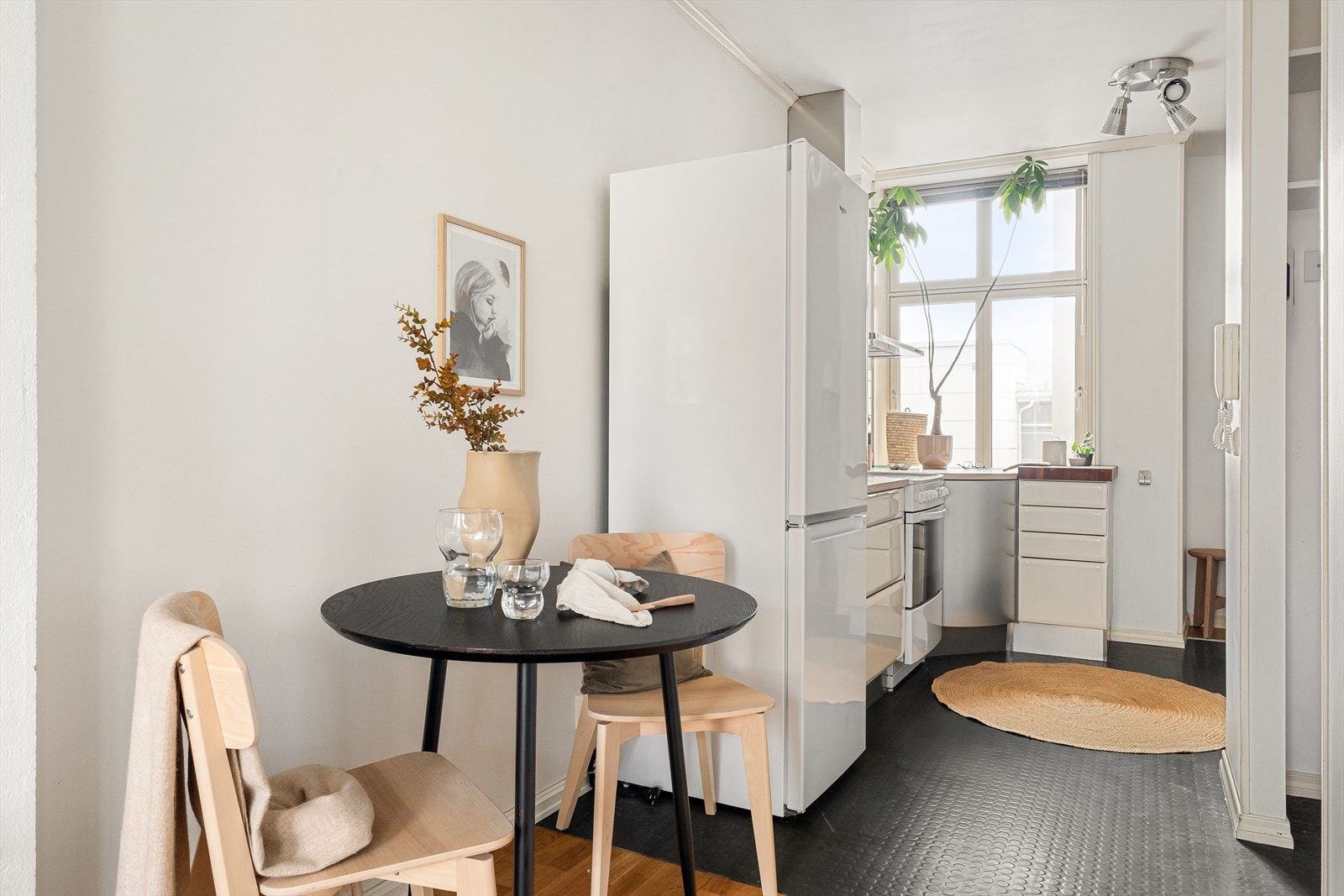 Kjøkkeninnredningen er levert av HTH, og har en pen innredning i hvit høyglans. Galleribilde
