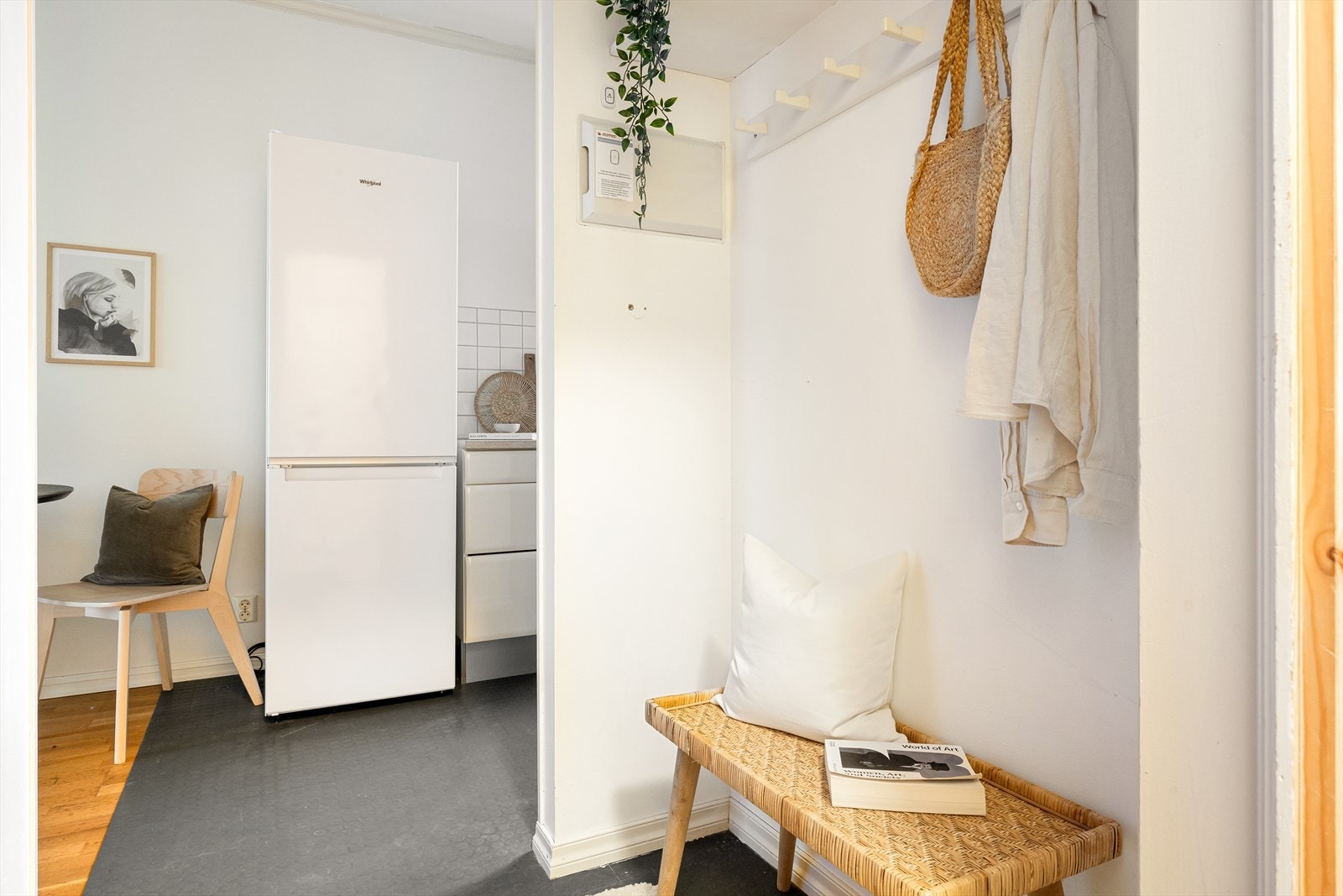 Leiligheten har en lys og praktisk entré med plass til å henge fra seg yttertøy og sko. Galleribilde