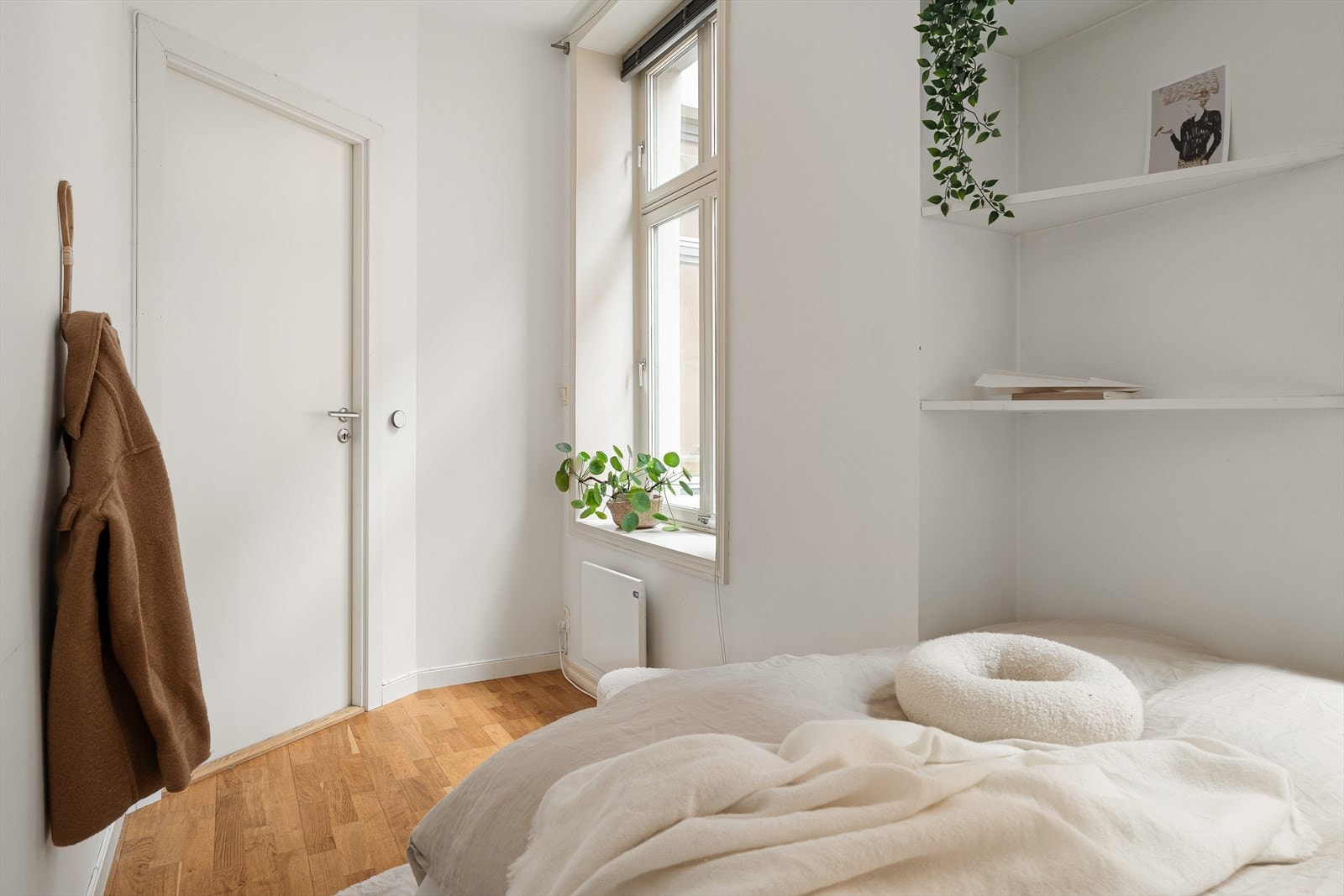 Her er det plass til seng og en liten kommode. Galleribilde