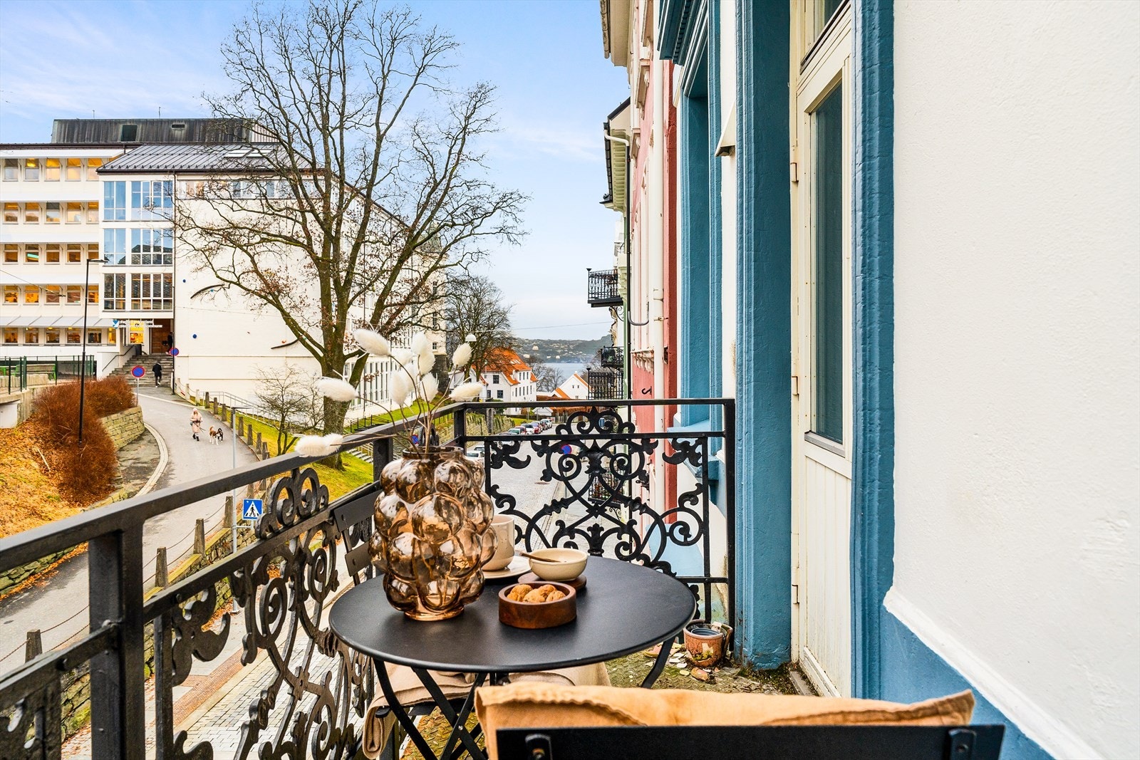 Fra balkongen er det utsikt ut mot Byfjorden. Galleribilde