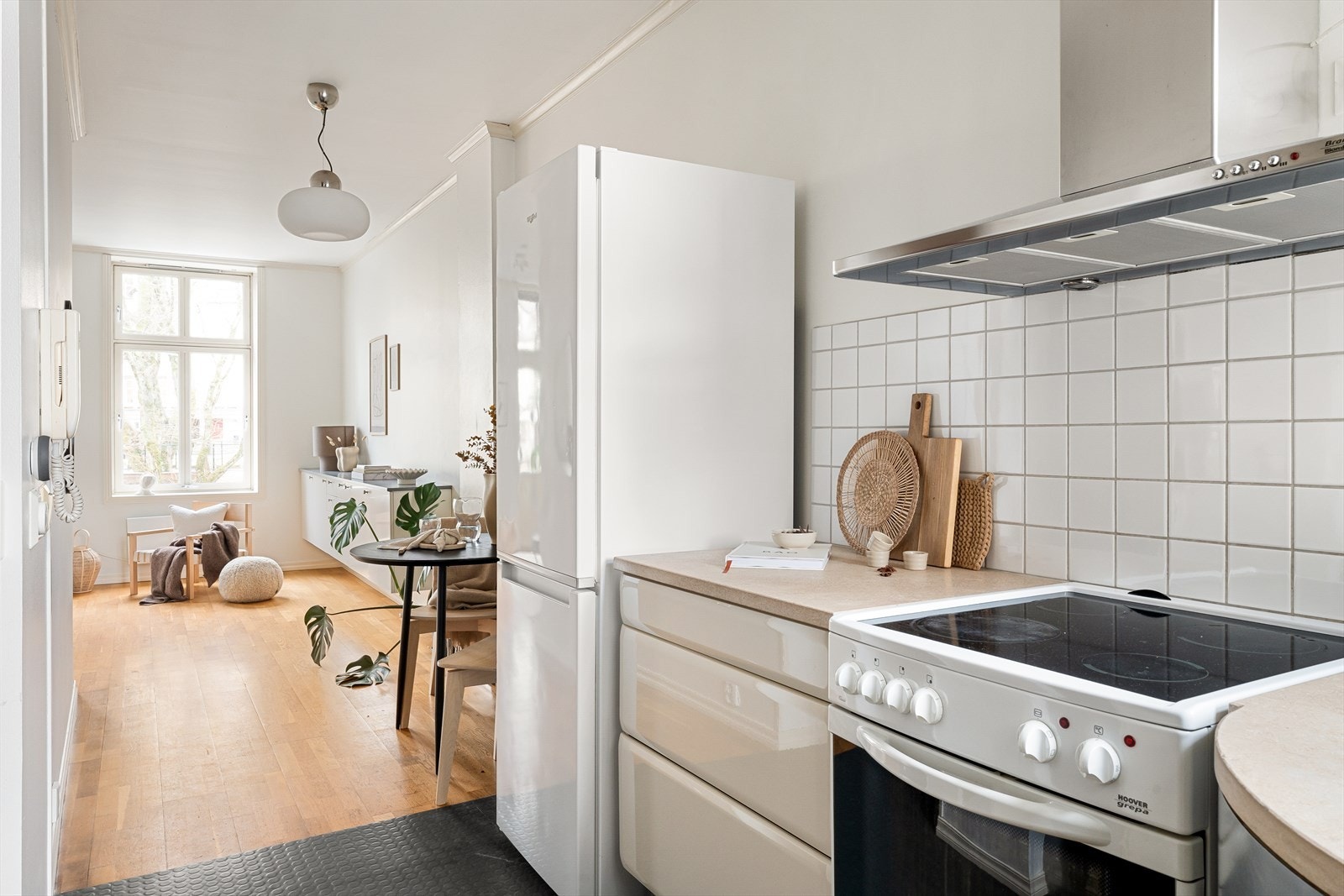 Det er også opplegg for oppvaskmaskin, som bidrar til en praktisk og funksjonell hverdag. Galleribilde