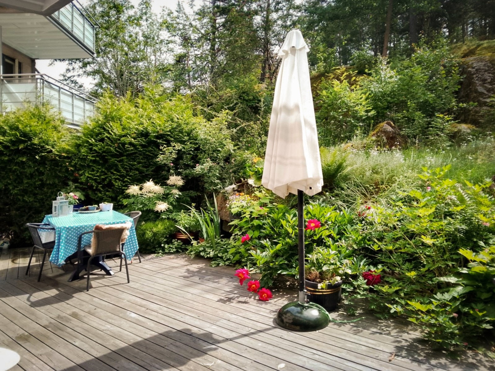 Leiligheten er lys og ligger i idylliske omgivelser på Hallagerbakken. Det bugner av både markjordbær og blåbær i sommerhalvåret. Privat sommerbilde tatt av selger Galleribilde