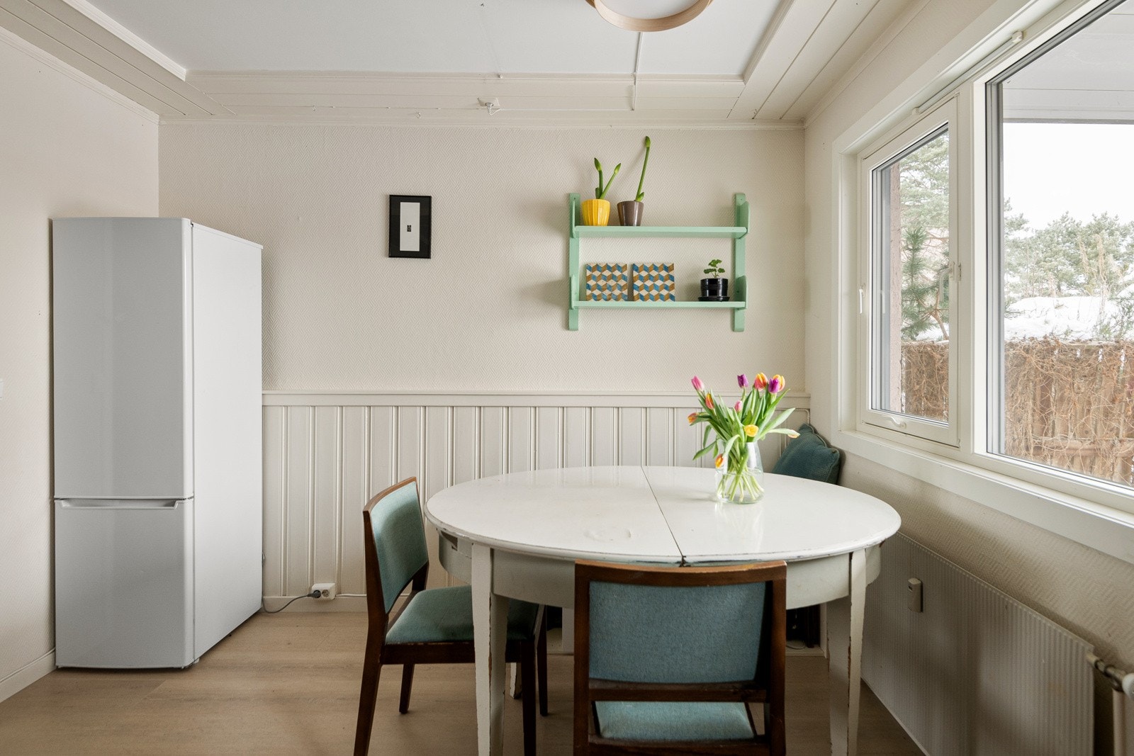 Boligen har gjernvarme og varmtvann inkludert i felleskostnadene som holder strømutgiftene lave Galleribilde