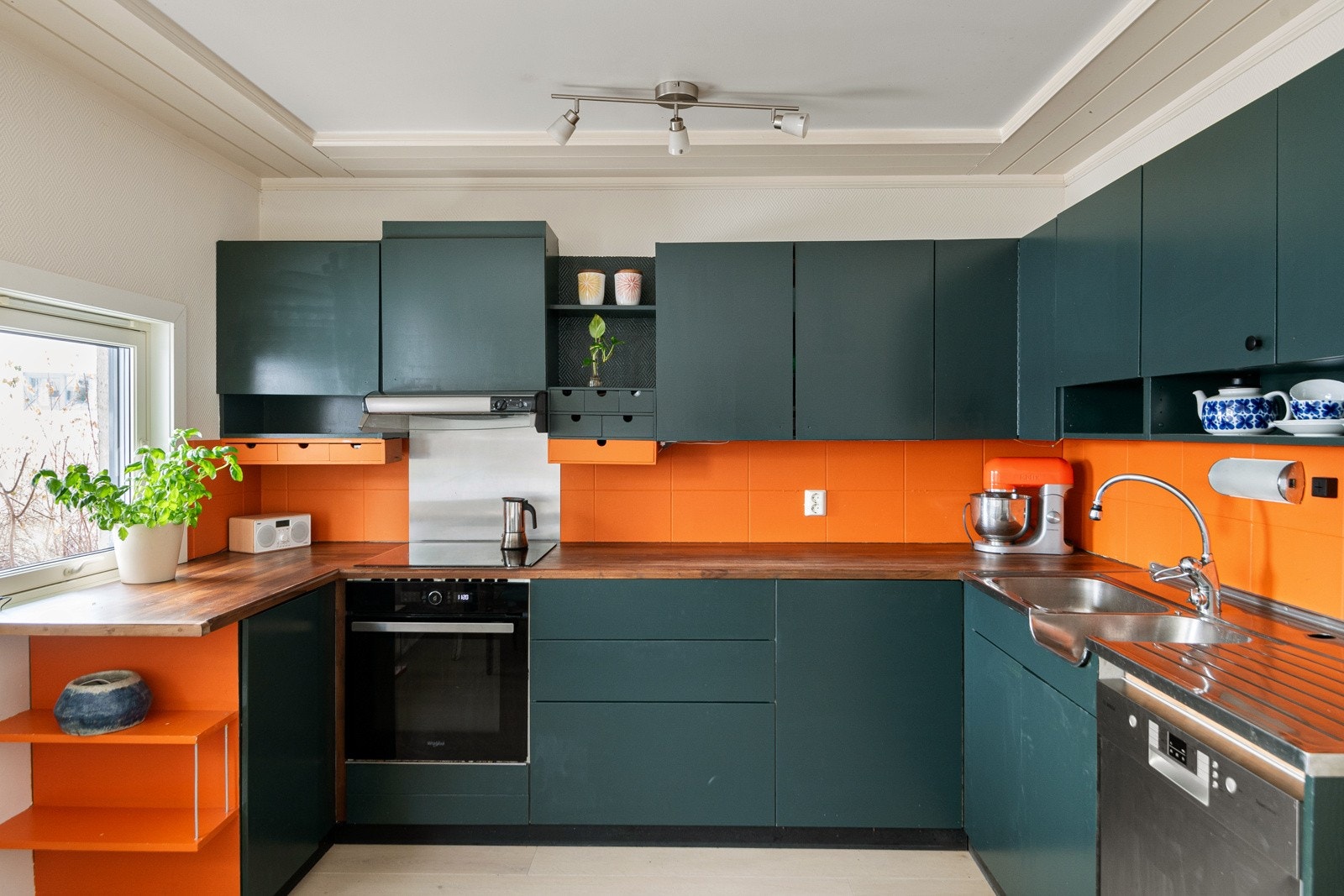 Kjøkken med glatte malte flater, laminat benkeplate, nedfelt stålkum med to basseng og ettgreps kjøkkenkran. Frittstående kjøl/frys og oppvaskmaskin. Komfyrvakt og waterguard er montert Galleribilde