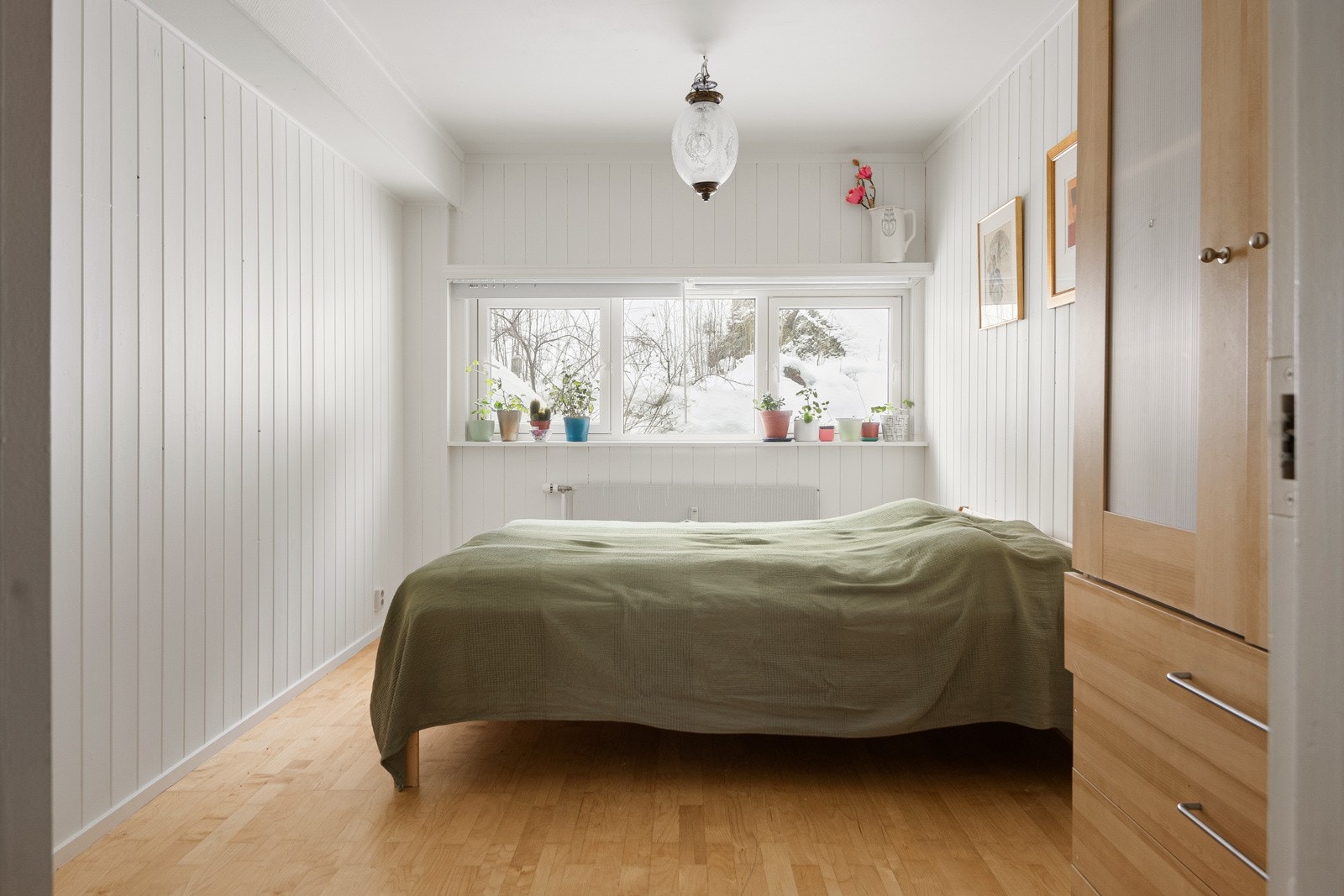 Hovedsoverom med plass til dobbeltseng. Medfølgende garderobeskap Galleribilde