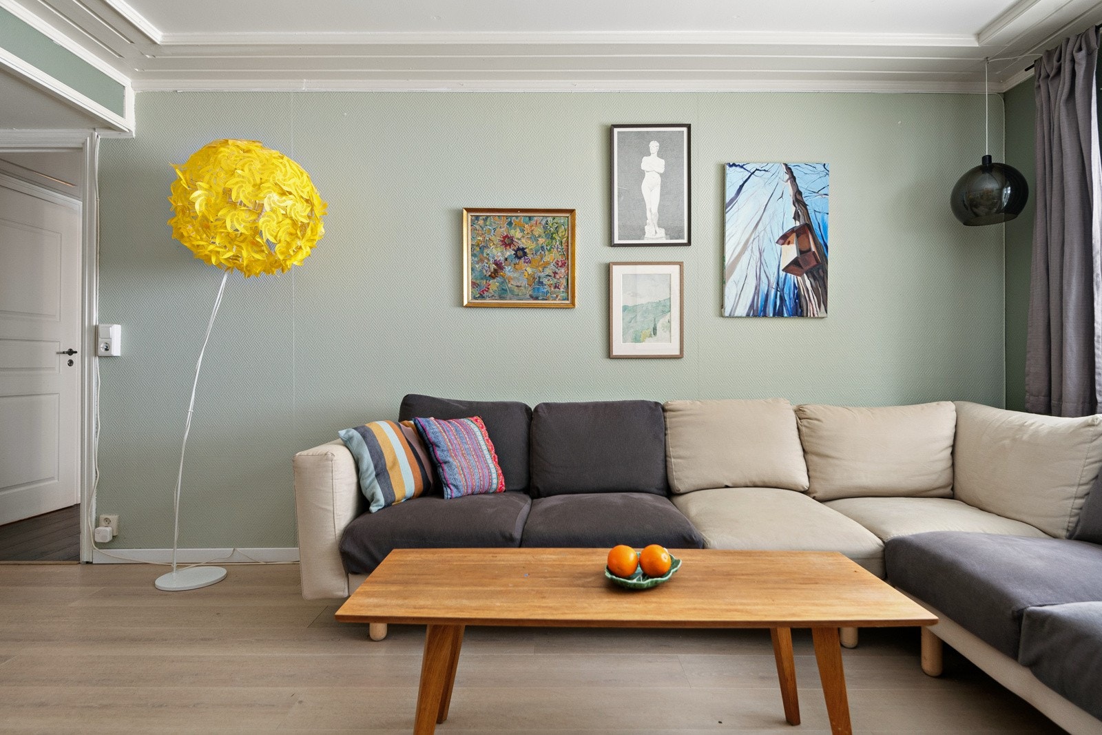 Stuen er malt i behagelige farger Galleribilde