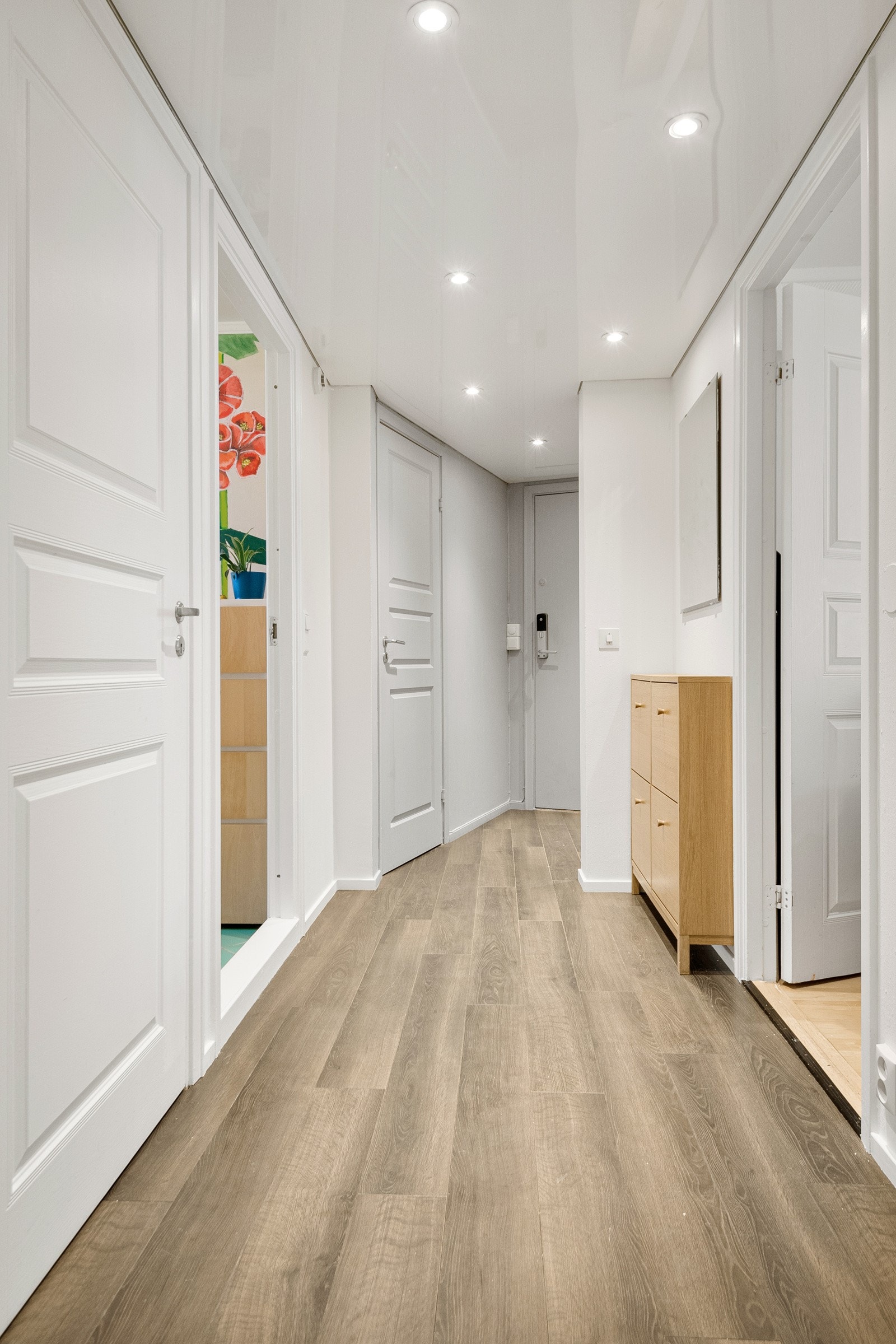 Lyst inngangsparti med downlights i tak Galleribilde