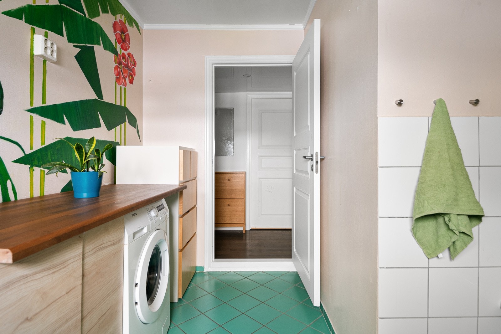 Opplegg for vaskemaskin og skap med benk over Galleribilde